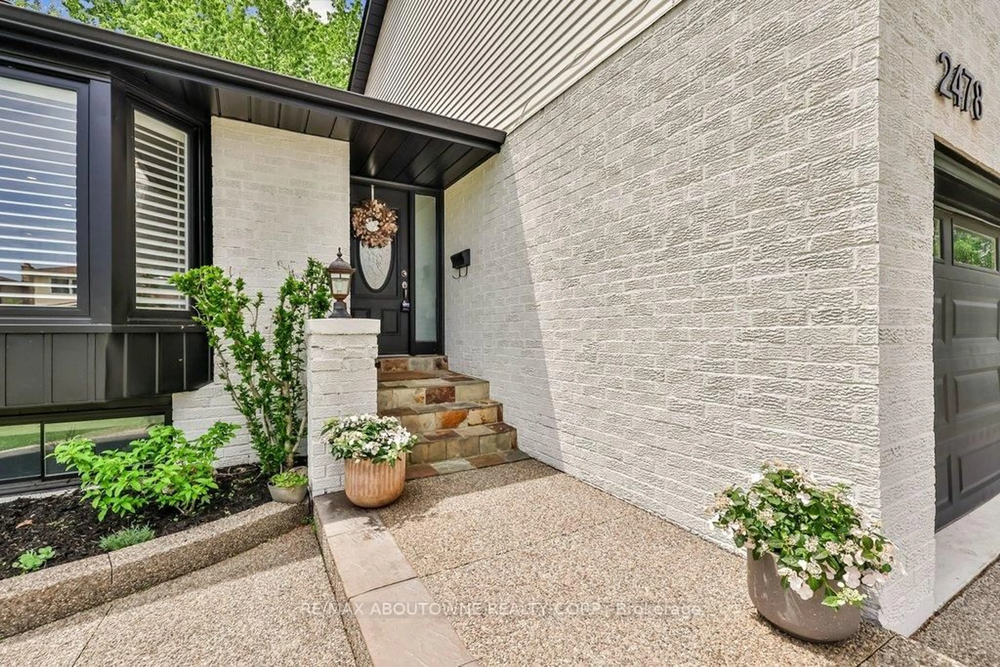 Indoor entryway for 2478 Cavendish Dr, Burlington Ontario L7P 3T9