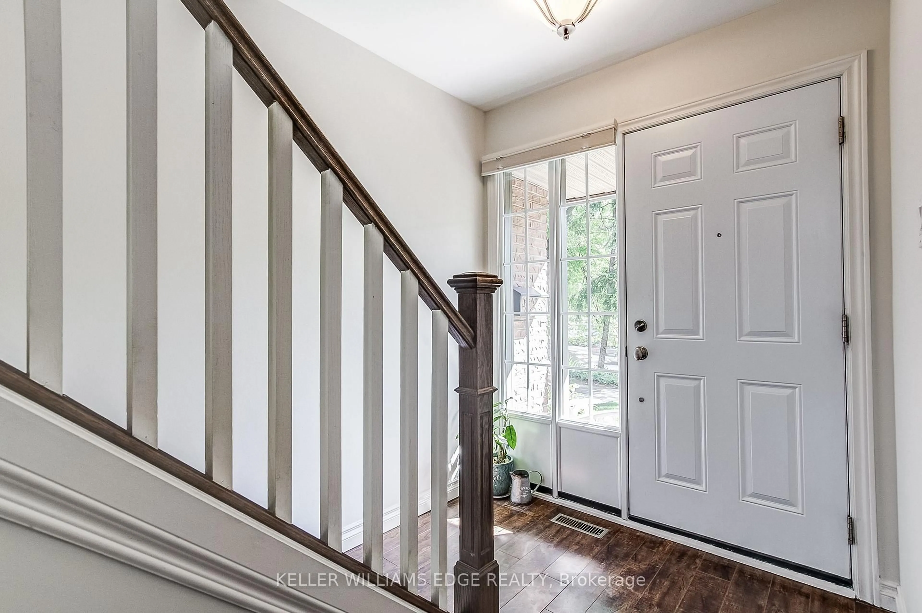 Indoor entryway for 567 Guelph Line #1, Burlington Ontario L7R 3M5