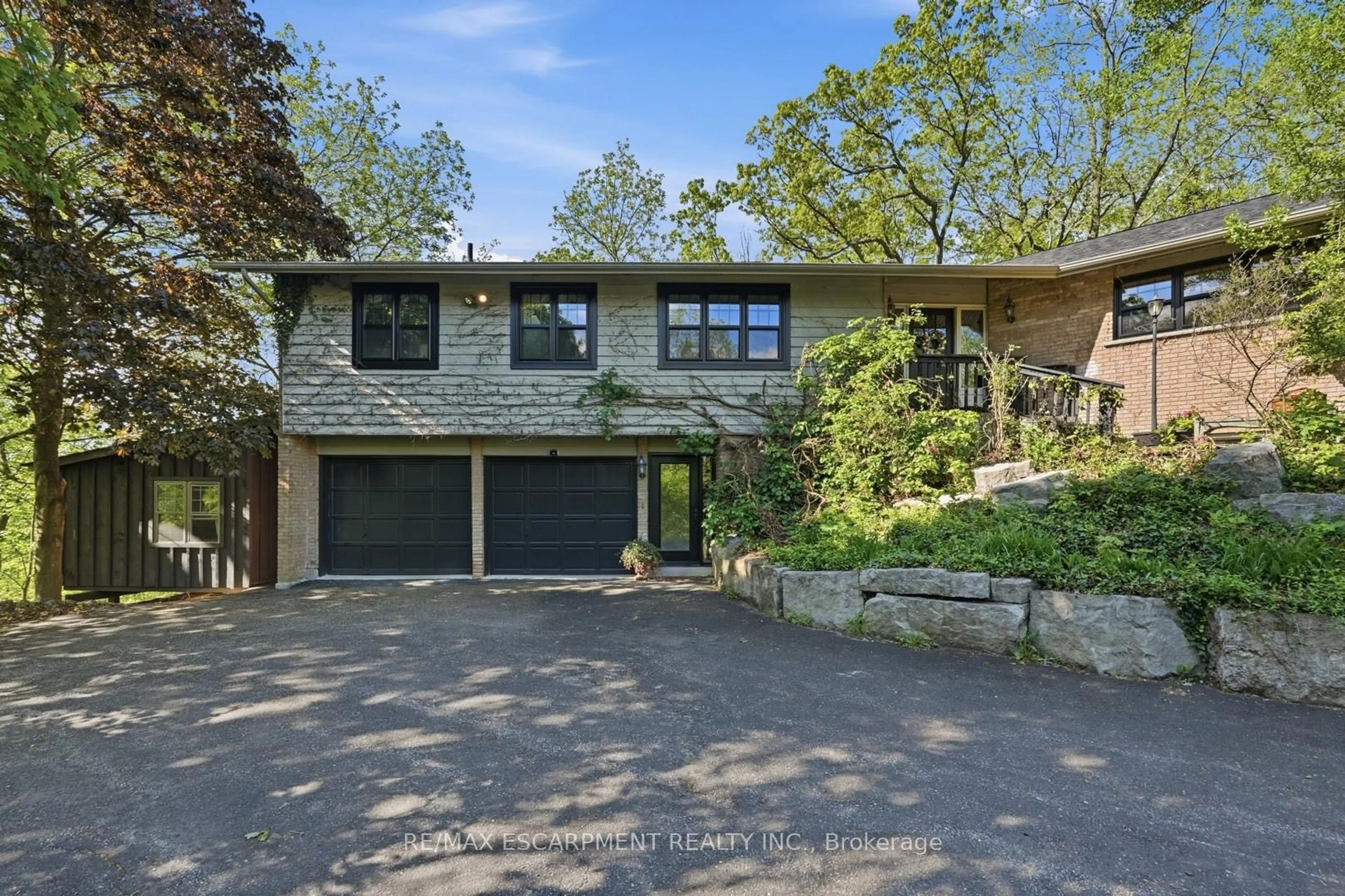 A pic from outside/outdoor area/front of a property/back of a property/a pic from drone, unknown for 1987 Snake Rd, Burlington Ontario L7P 4Y1