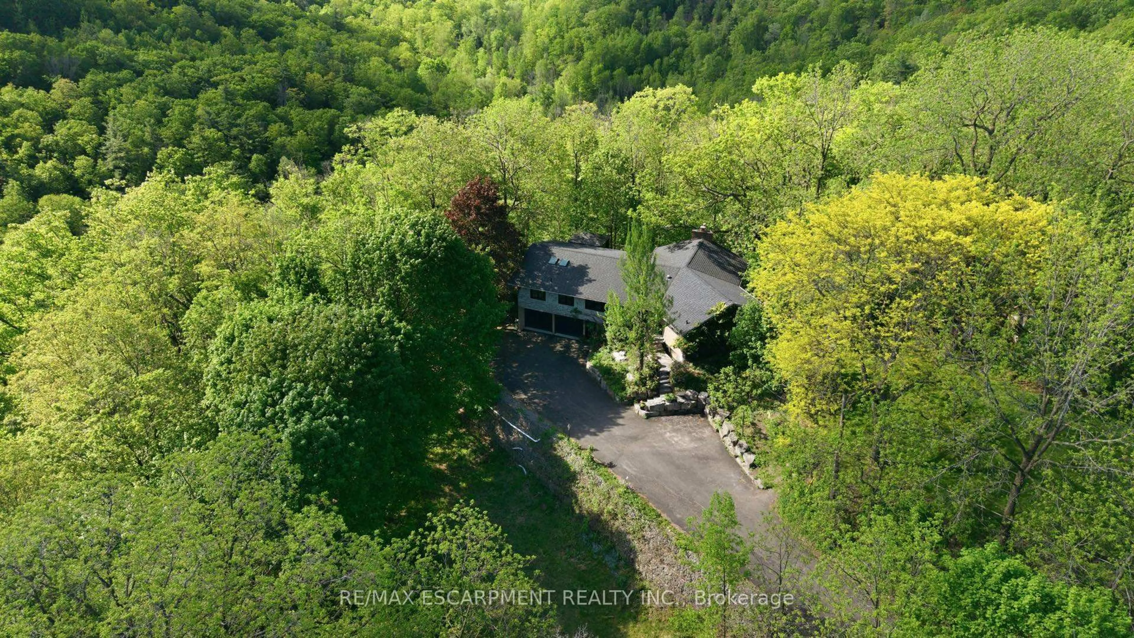 A pic from outside/outdoor area/front of a property/back of a property/a pic from drone, unknown for 1987 Snake Rd, Burlington Ontario L7P 4Y1