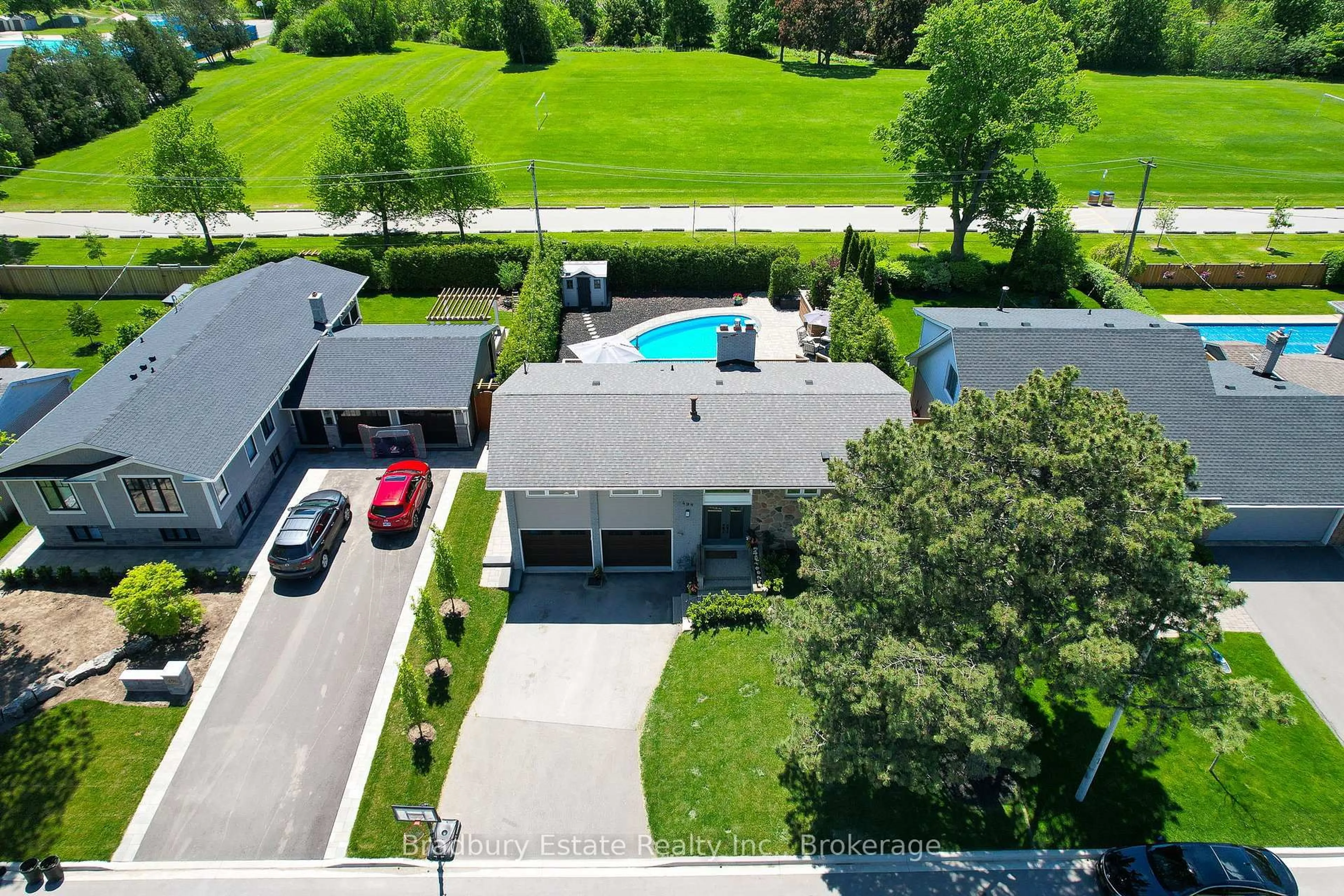A pic from outside/outdoor area/front of a property/back of a property/a pic from drone, street for 498 Wicklow Rd, Burlington Ontario L7L 2H8
