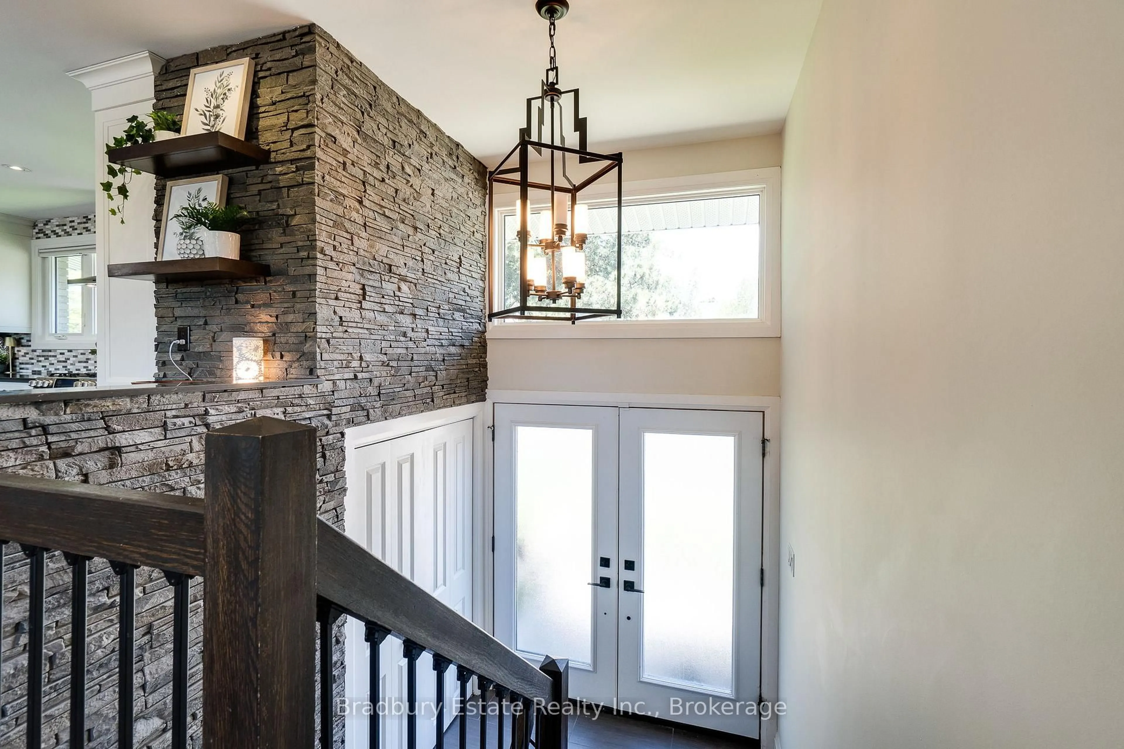 Indoor entryway for 498 Wicklow Rd, Burlington Ontario L7L 2H8