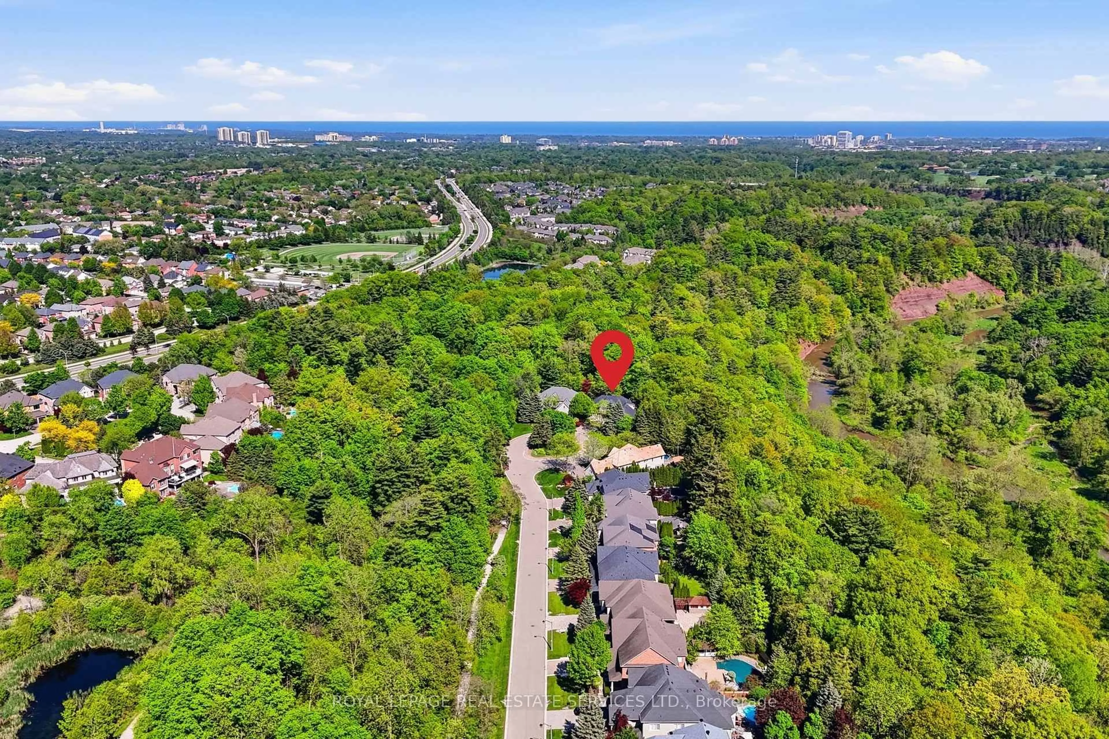 A pic from outside/outdoor area/front of a property/back of a property/a pic from drone, unknown for 1227 Riverbank Way, Oakville Ontario L6H 6X4