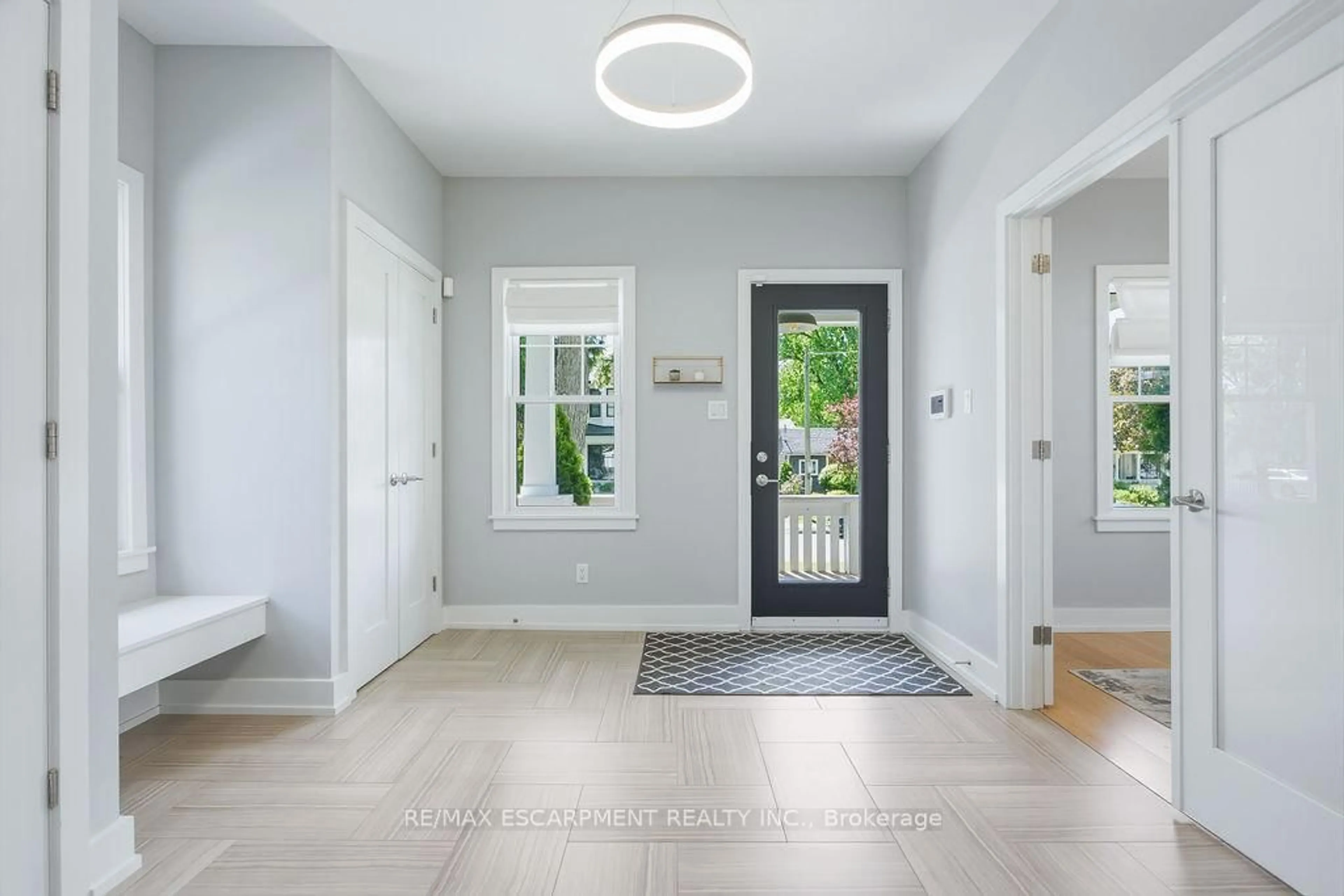 Indoor entryway for 119 Westside Dr, Oakville Ontario L6K 1P2