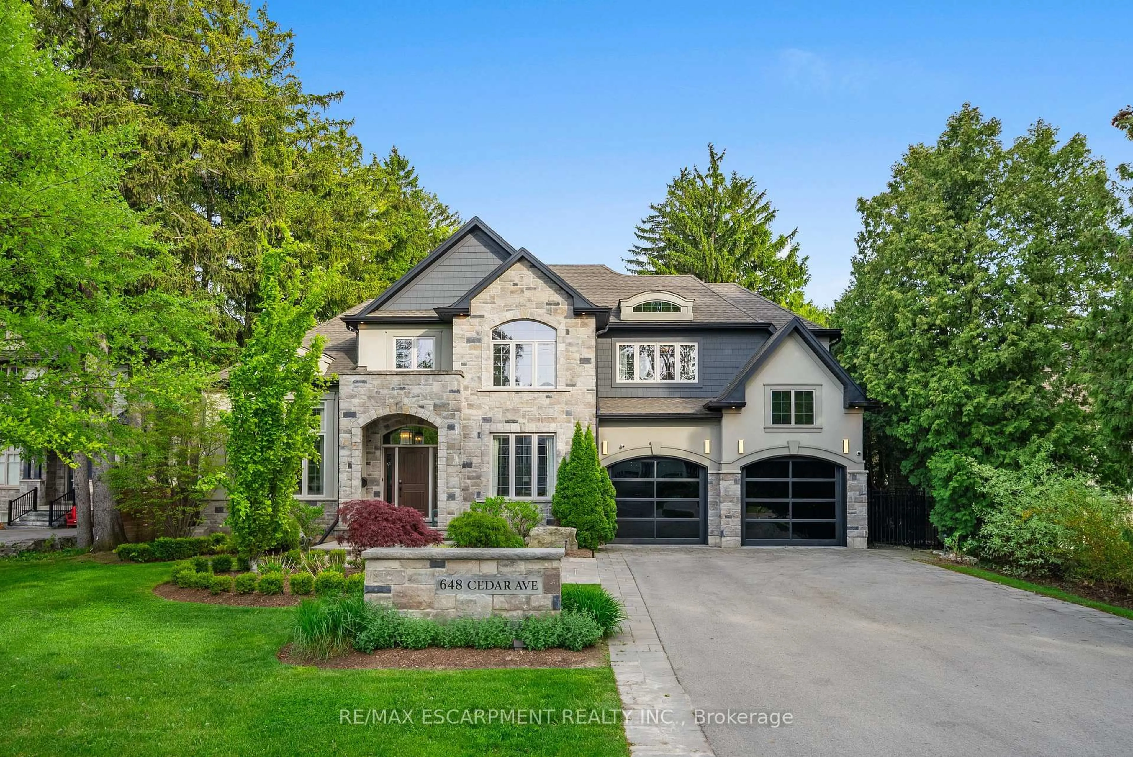 Home with brick exterior material, street for 648 Cedar Ave, Burlington Ontario L7T 2R5