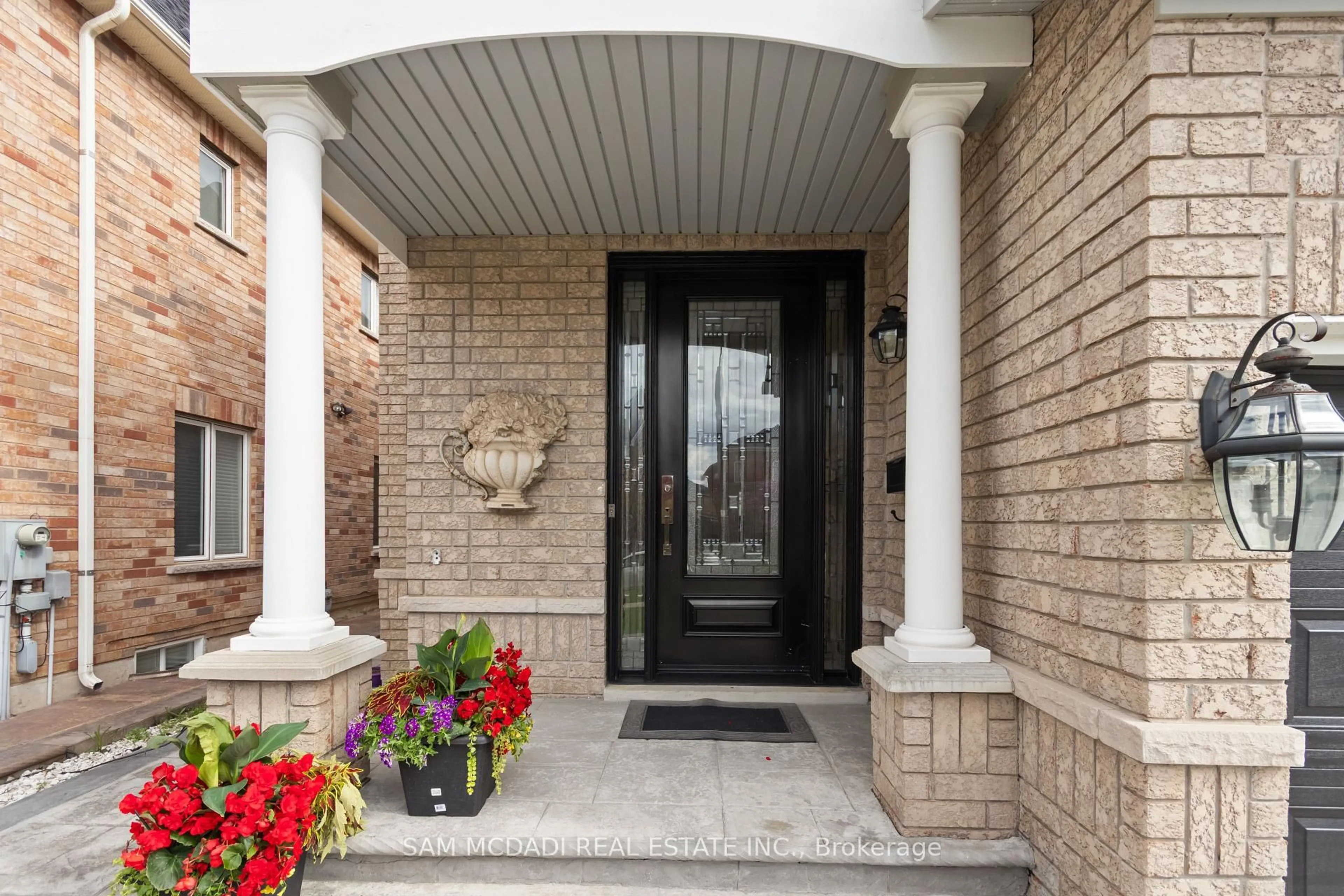 Indoor entryway for 3352 Erin Centre Blvd, Mississauga Ontario L5M 8C3