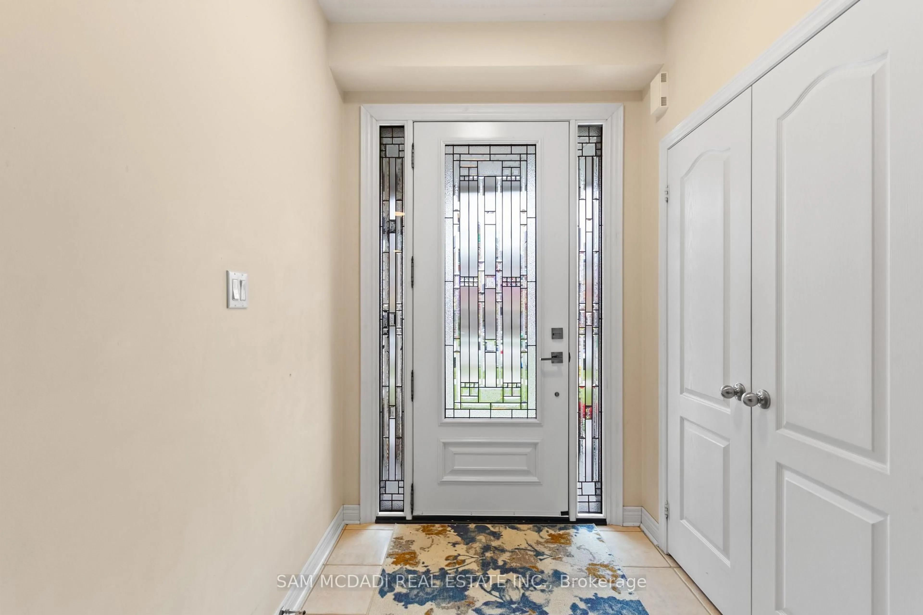 Indoor entryway for 3352 Erin Centre Blvd, Mississauga Ontario L5M 8C3