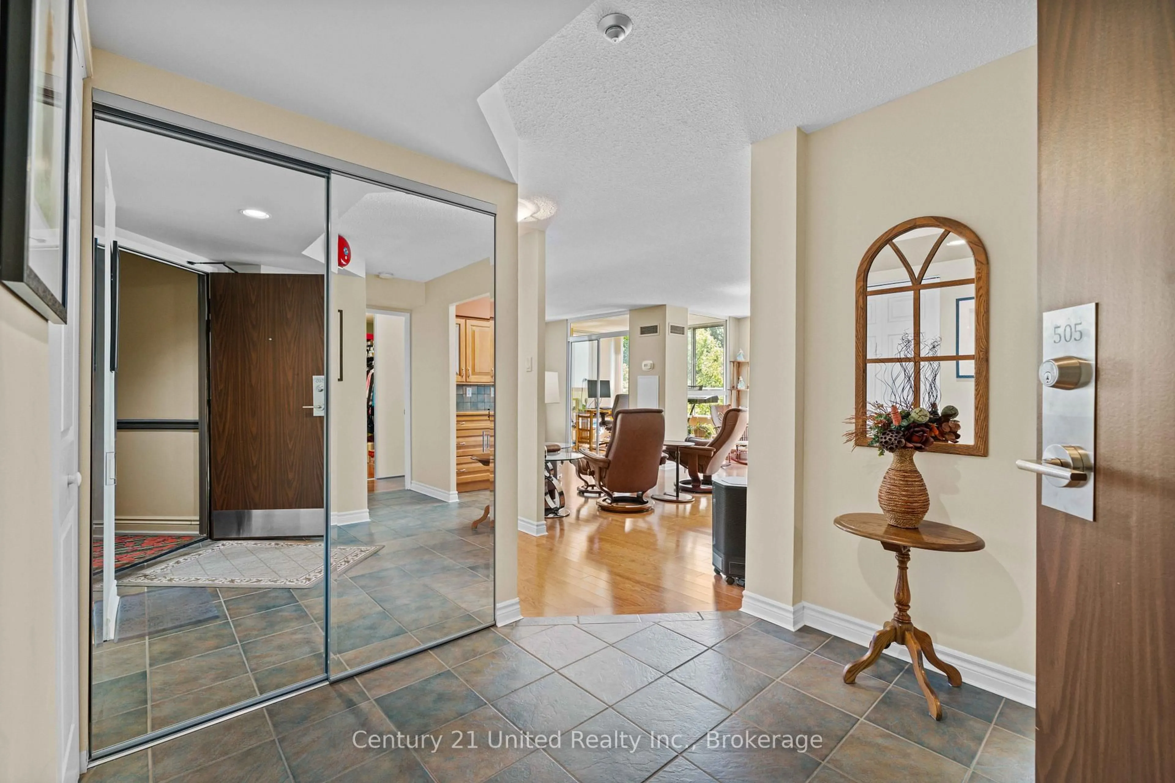 Indoor foyer for 1485 Lakeshore Rd #505, Mississauga Ontario L5E 3G2