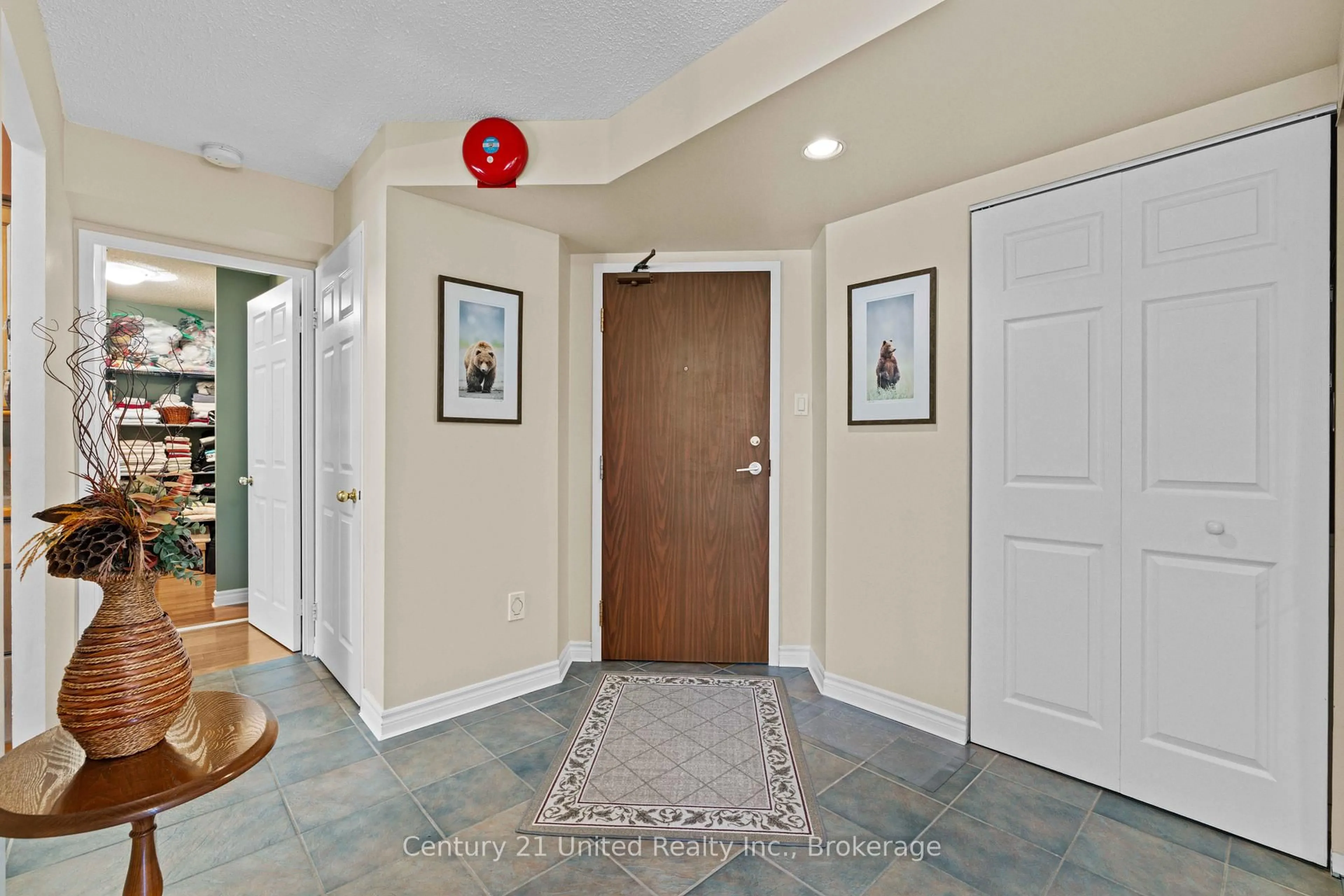 Indoor entryway for 1485 Lakeshore Rd #505, Mississauga Ontario L5E 3G2