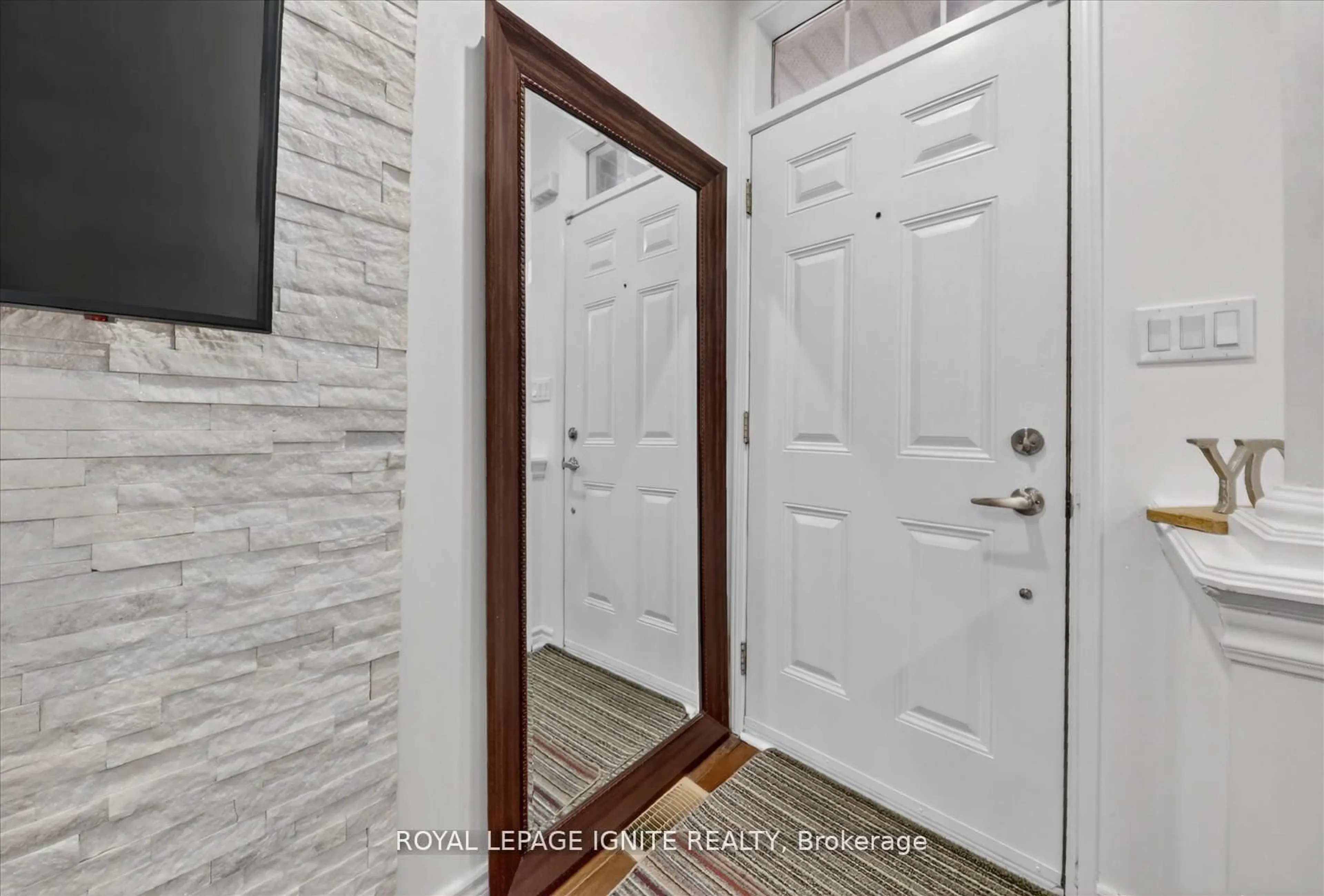 Indoor entryway for 117A THE QUEENSWAY #95, Toronto Ontario M6S 5B7