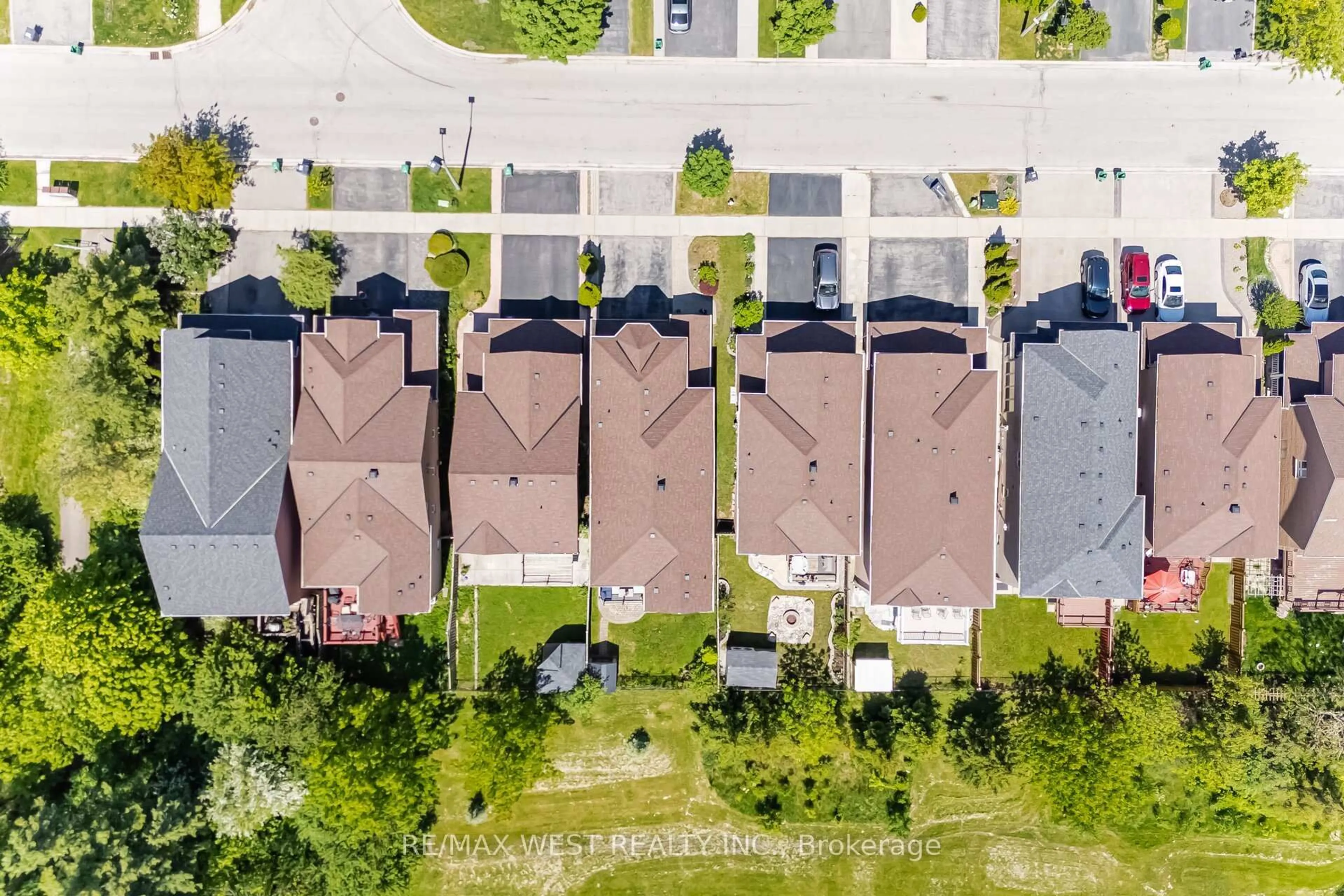 A pic from outside/outdoor area/front of a property/back of a property/a pic from drone, street for 7288 Zinnia Pl, Mississauga Ontario L5W 1K6