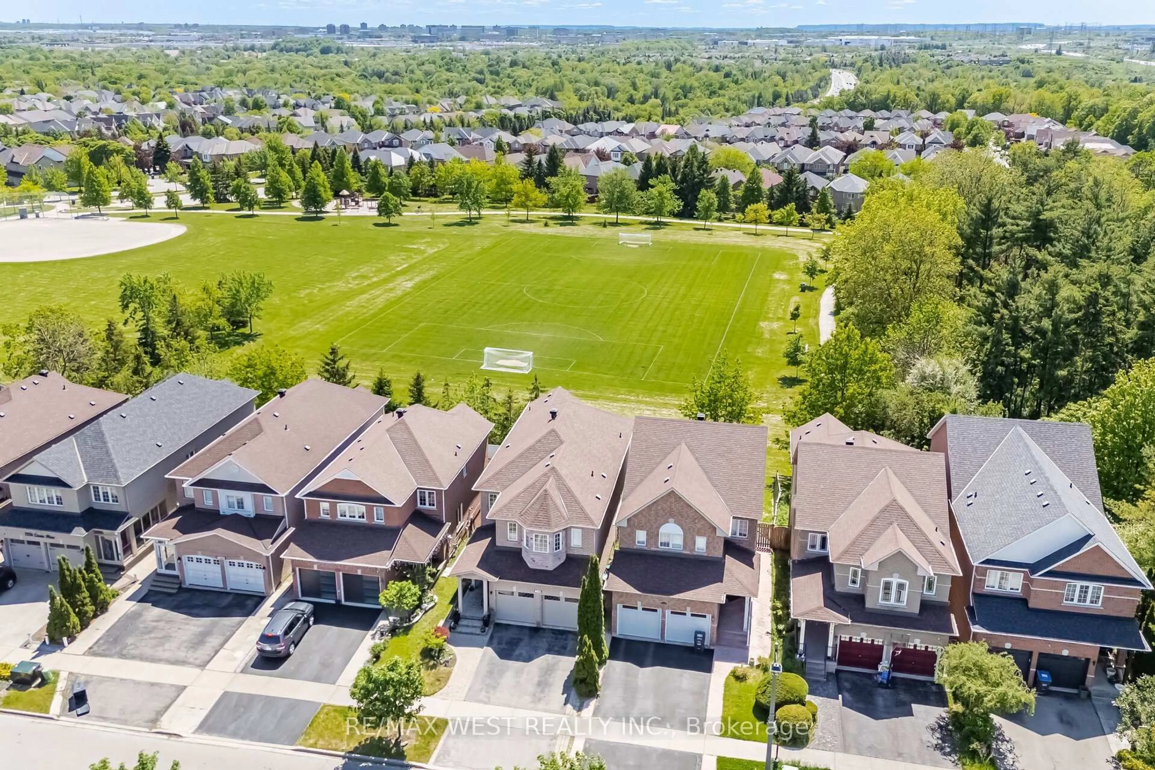 A pic from outside/outdoor area/front of a property/back of a property/a pic from drone, unknown for 7288 Zinnia Pl, Mississauga Ontario L5W 1K6