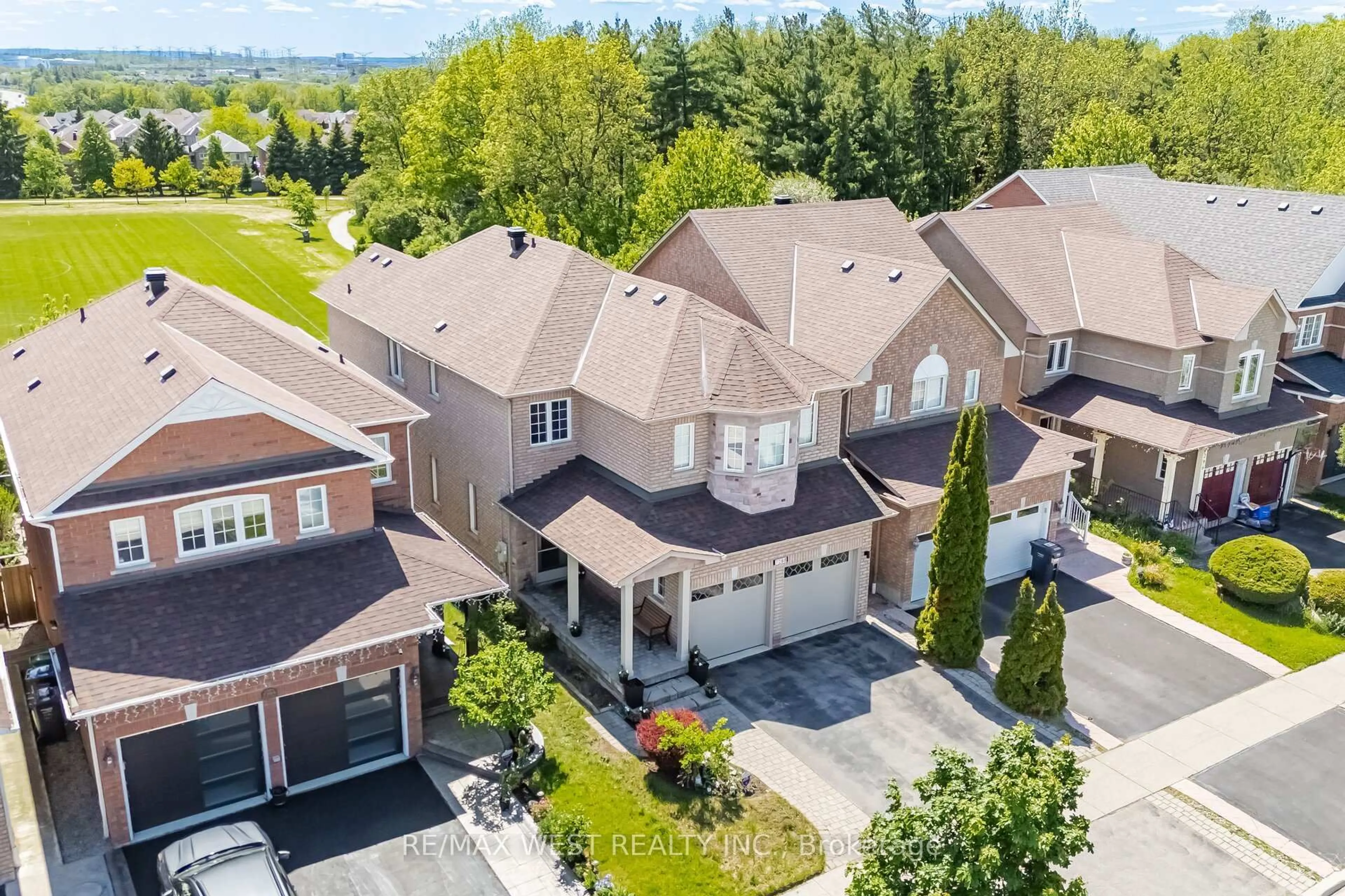 A pic from outside/outdoor area/front of a property/back of a property/a pic from drone, street for 7288 Zinnia Pl, Mississauga Ontario L5W 1K6