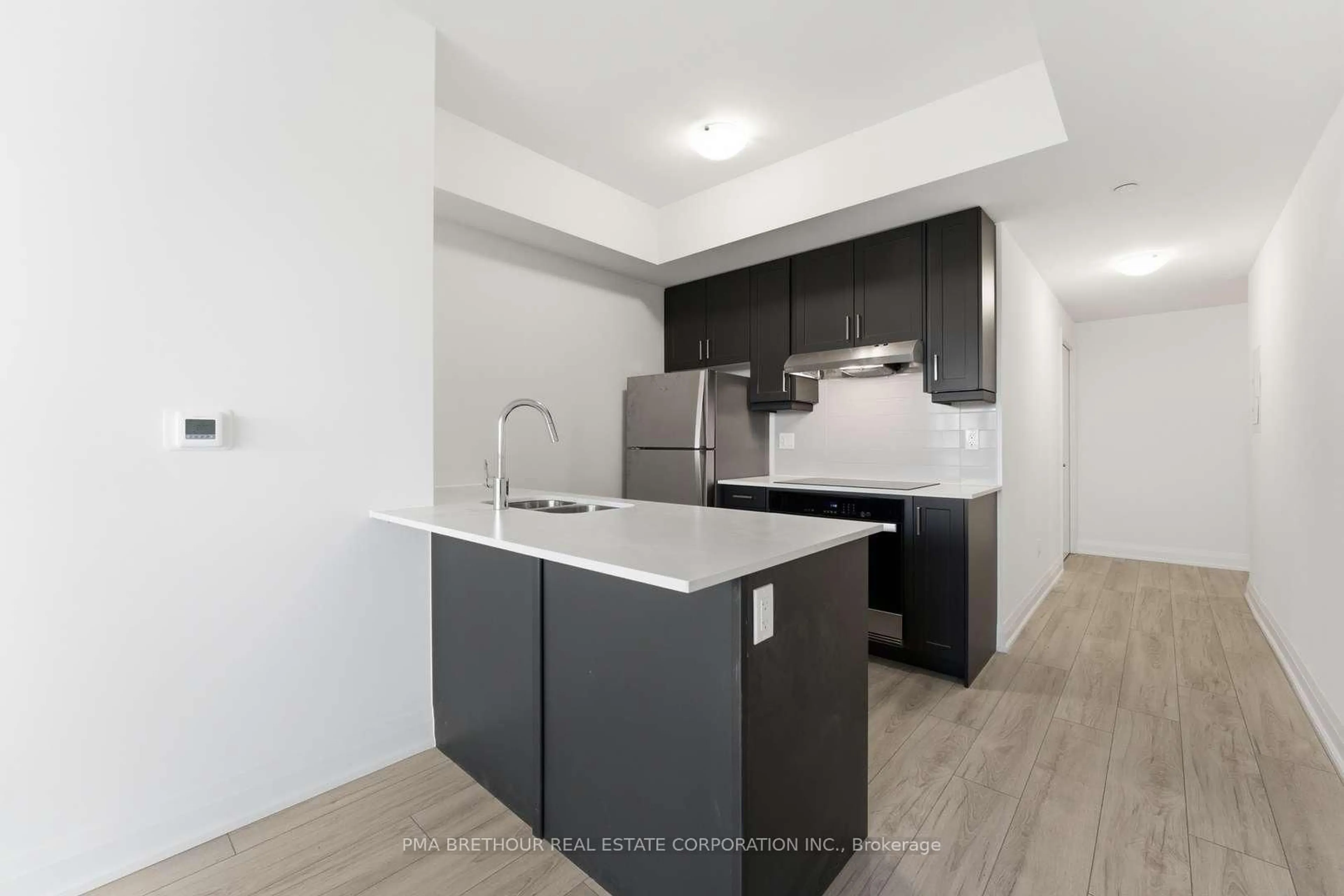Standard kitchen, unknown for 1035 Southdown Rd #1812, Mississauga Ontario L5J 0A2