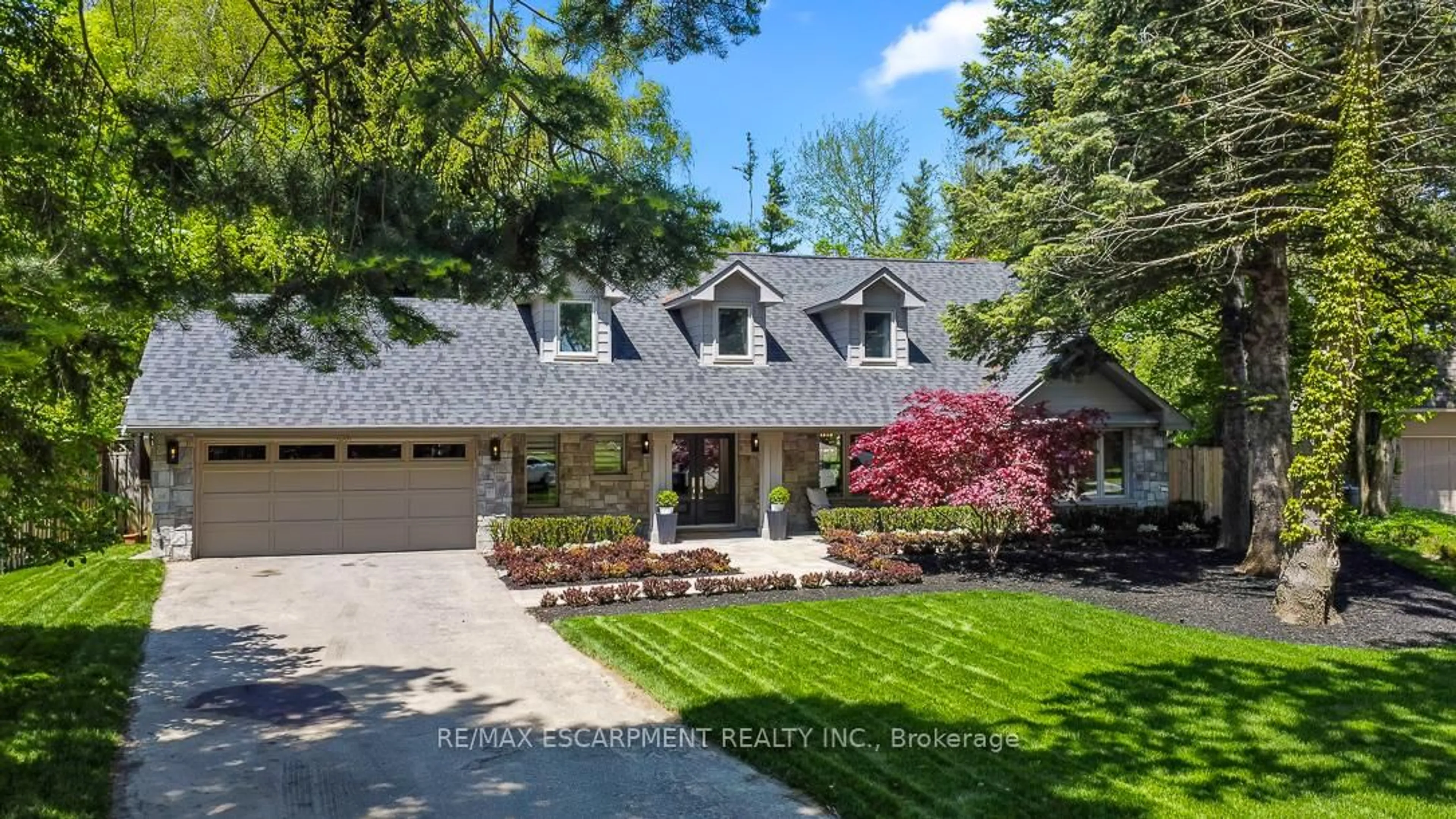A pic from outside/outdoor area/front of a property/back of a property/a pic from drone, street for 1531 Green Glade, Mississauga Ontario L6J 1B6