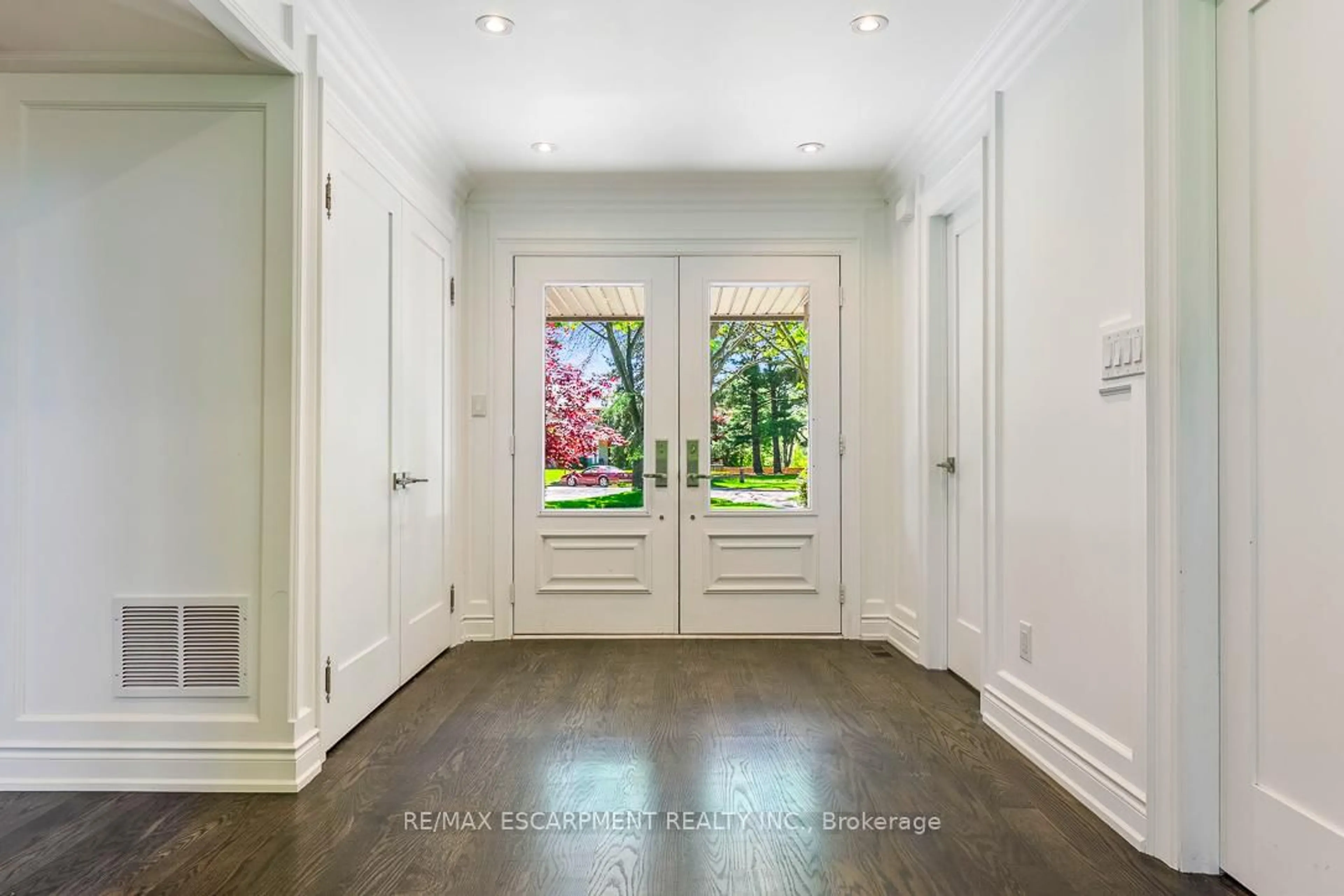Indoor entryway for 1531 Green Glade, Mississauga Ontario L6J 1B6