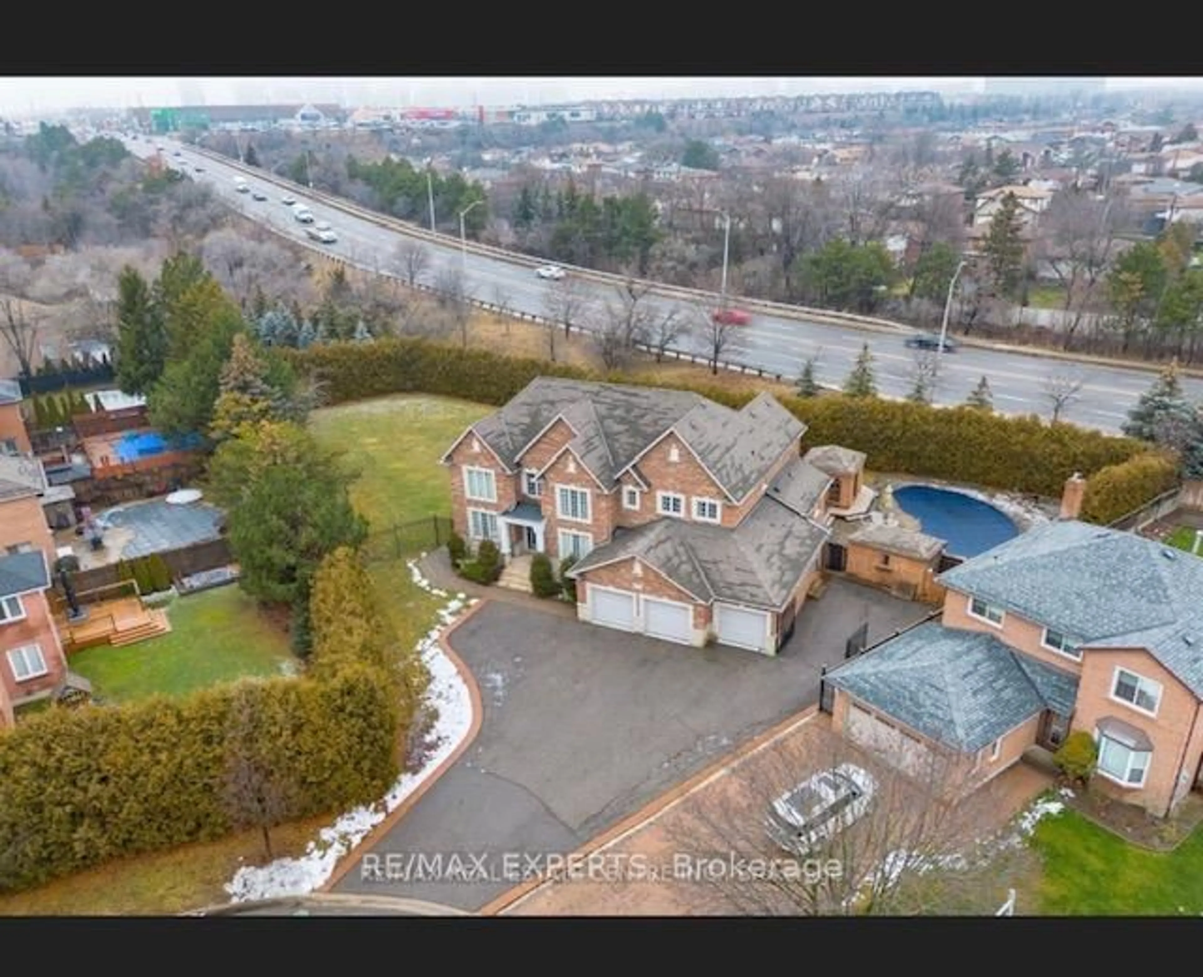 A pic from outside/outdoor area/front of a property/back of a property/a pic from drone, street for 2489 Olinda Crt, Mississauga Ontario L5C 4P5