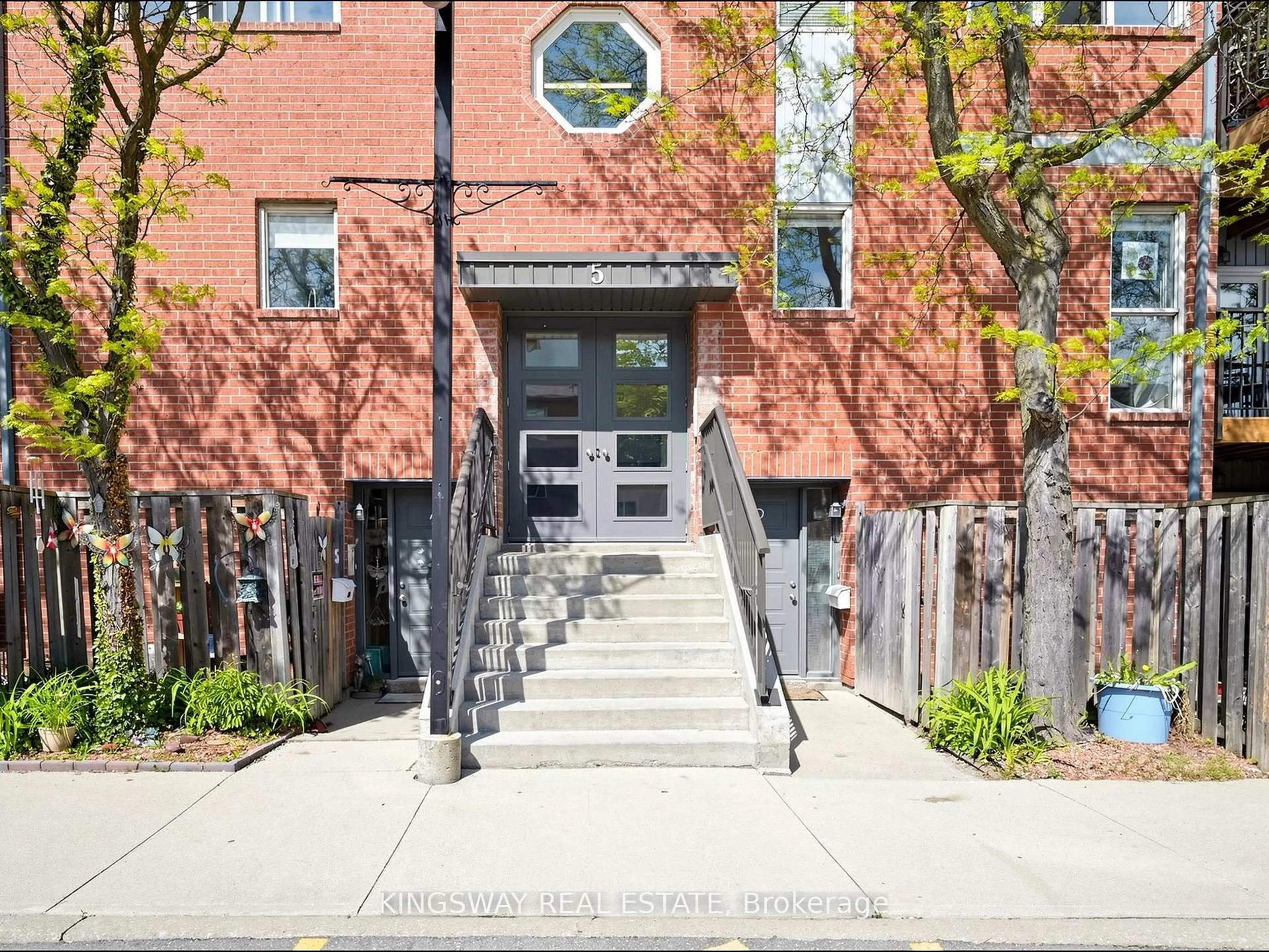 Indoor foyer for 2866 Battleford Rd #5F, Mississauga Ontario L5N 3L3