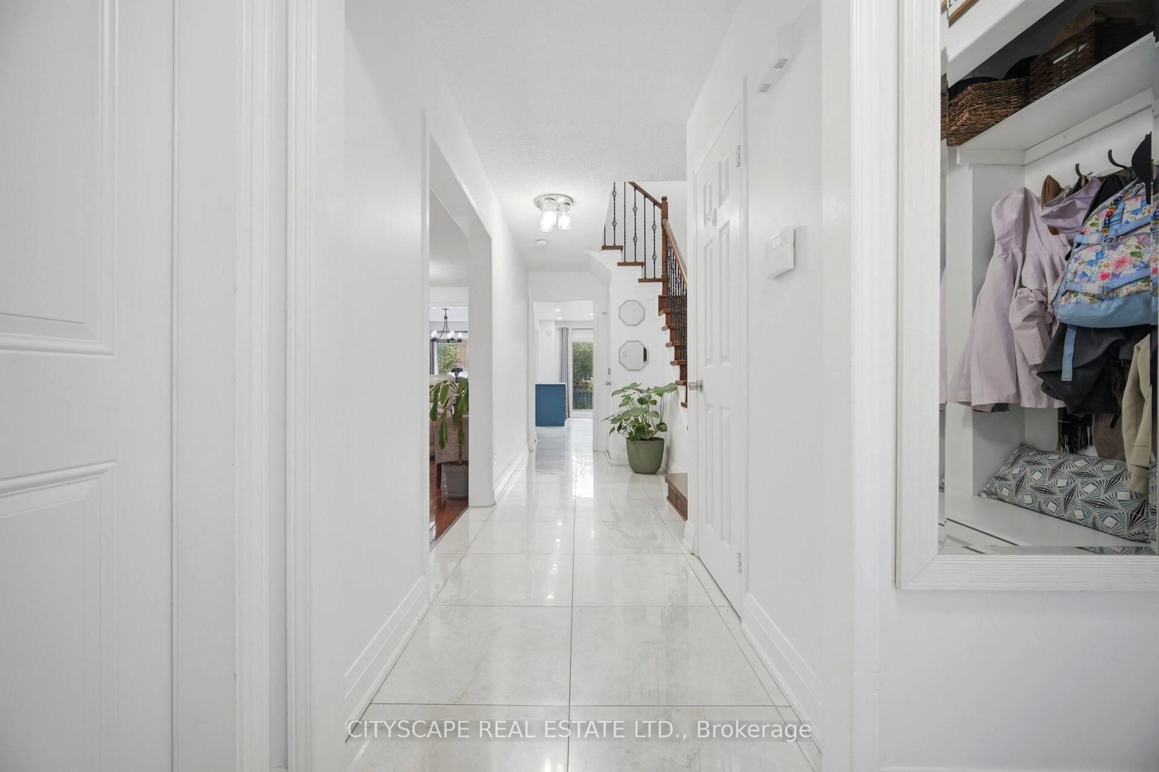 Indoor foyer for 66 Castle Hill Rd, Brampton Ontario L6X 4E1