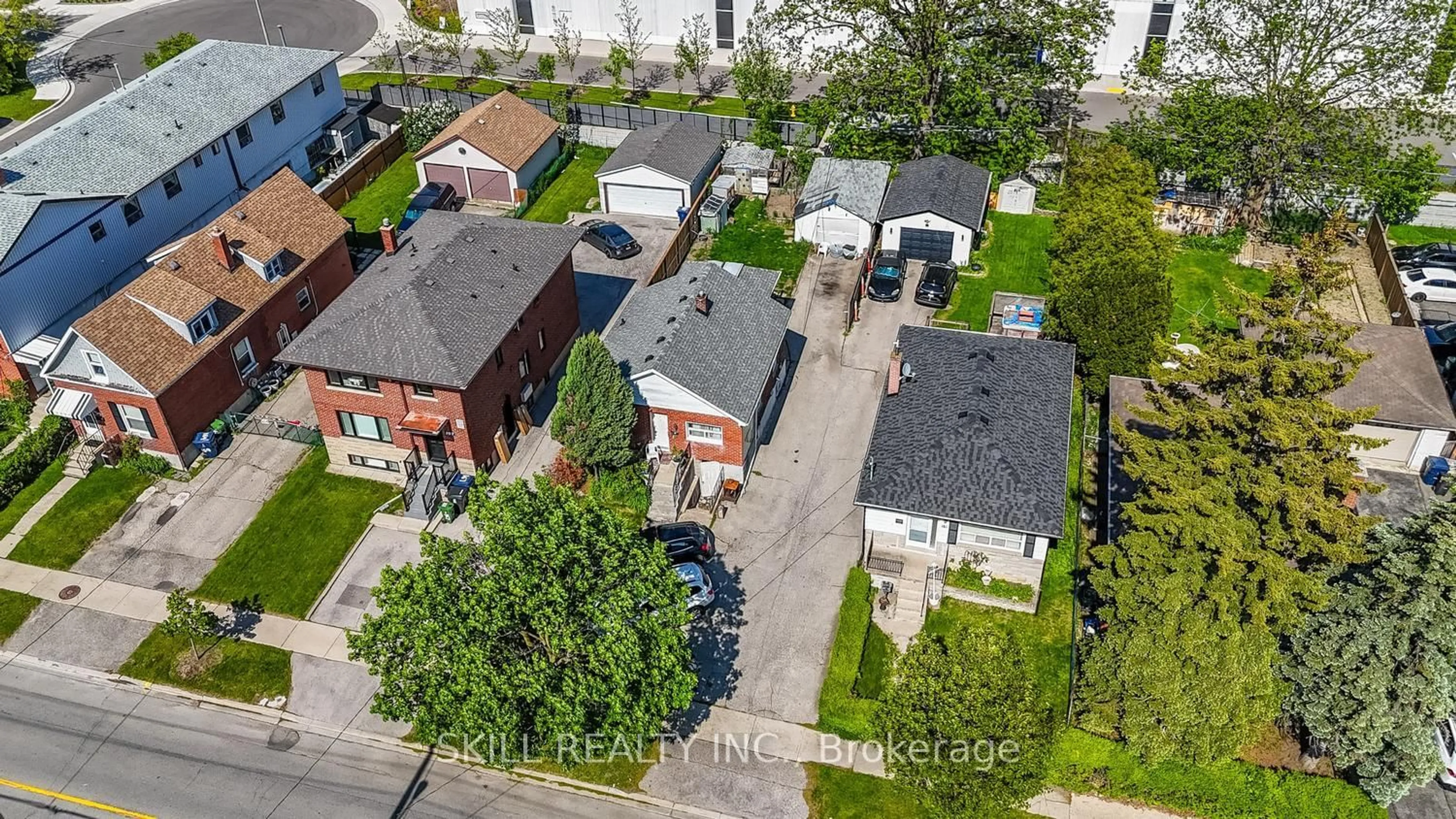 A pic from outside/outdoor area/front of a property/back of a property/a pic from drone, street for 165 Thirtieth St, Toronto Ontario M8W 3C3