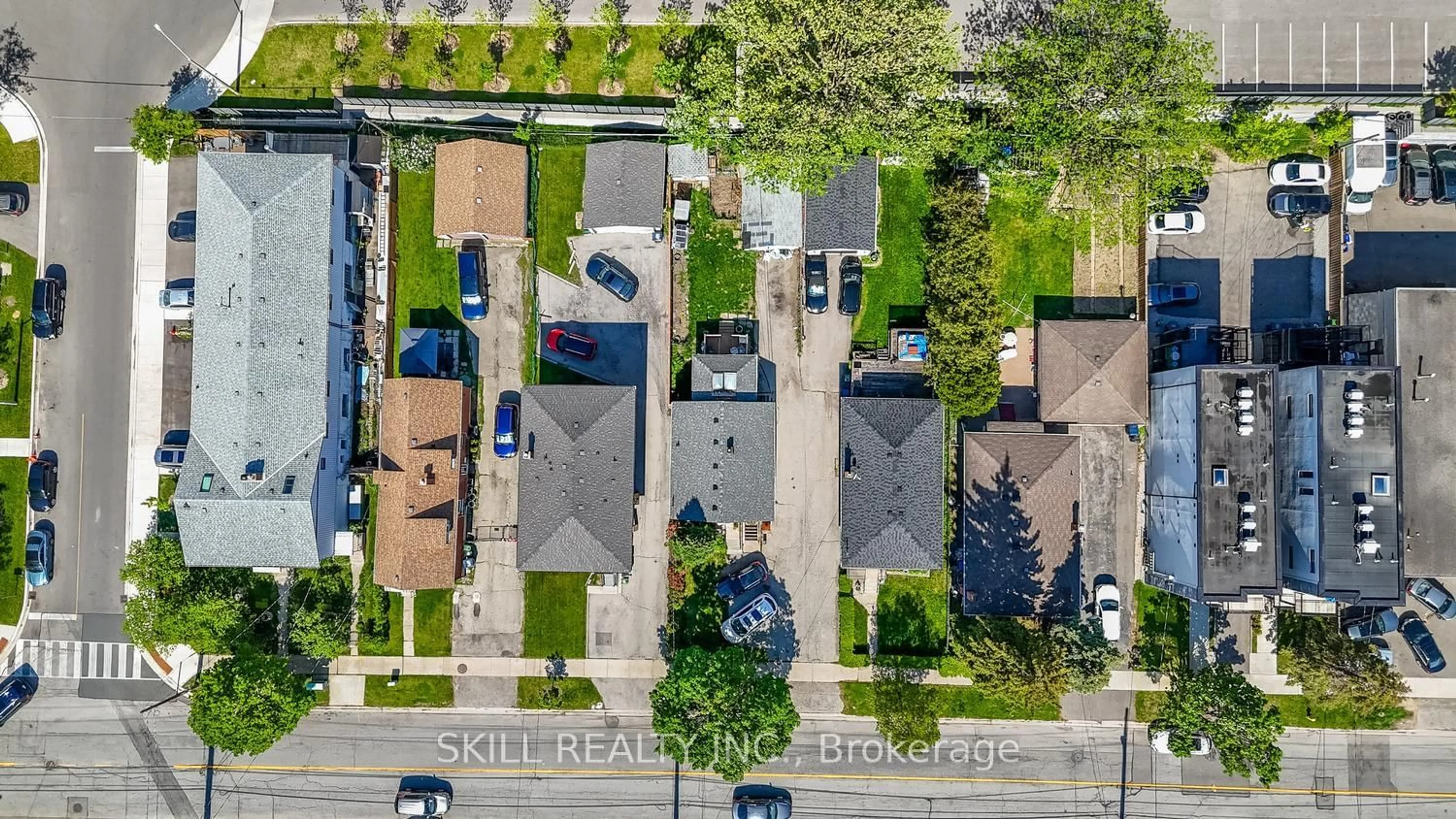 A pic from outside/outdoor area/front of a property/back of a property/a pic from drone, street for 165 Thirtieth St, Toronto Ontario M8W 3C3