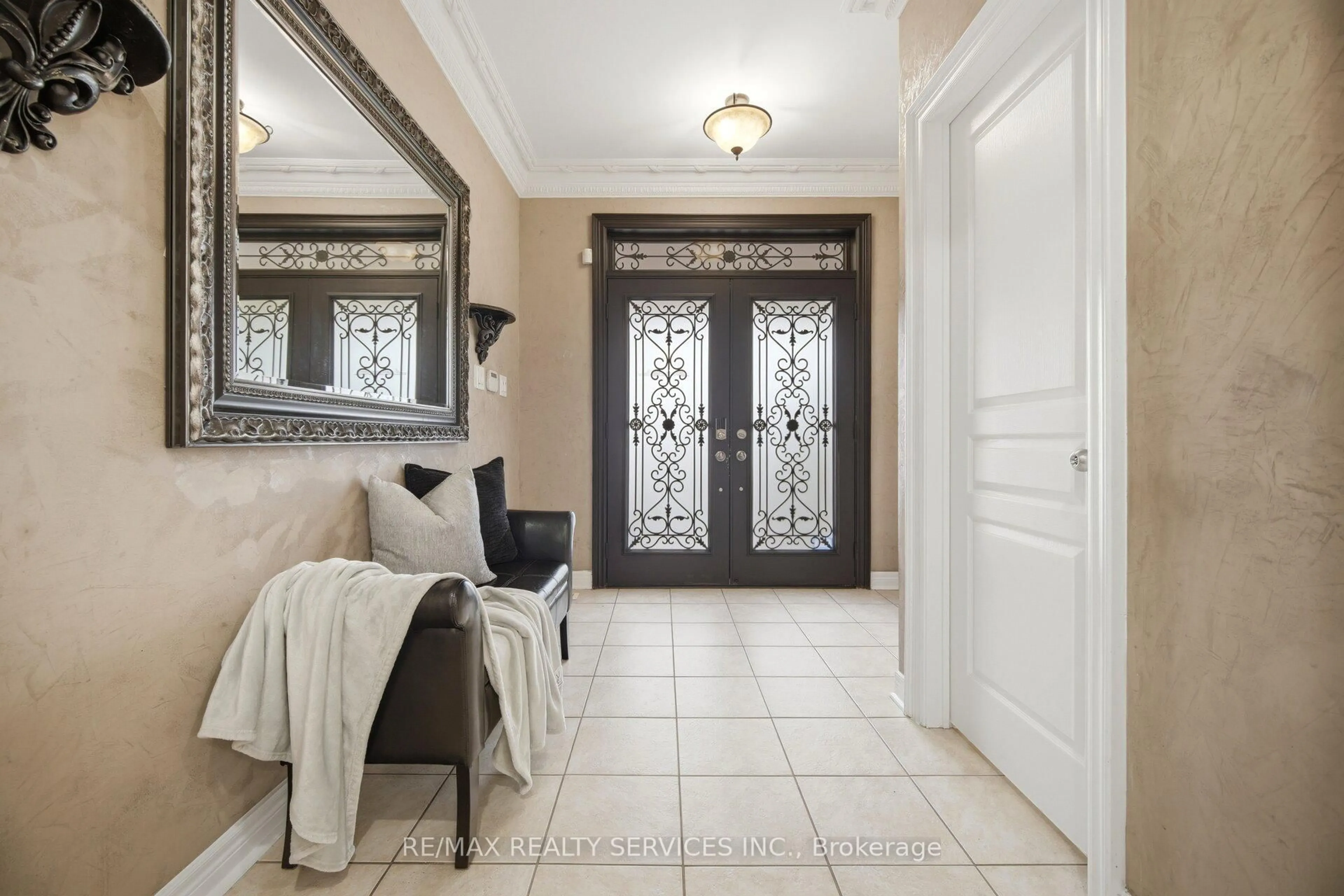 Indoor entryway for 6 Snapdragon Sq, Brampton Ontario L6P 3K2