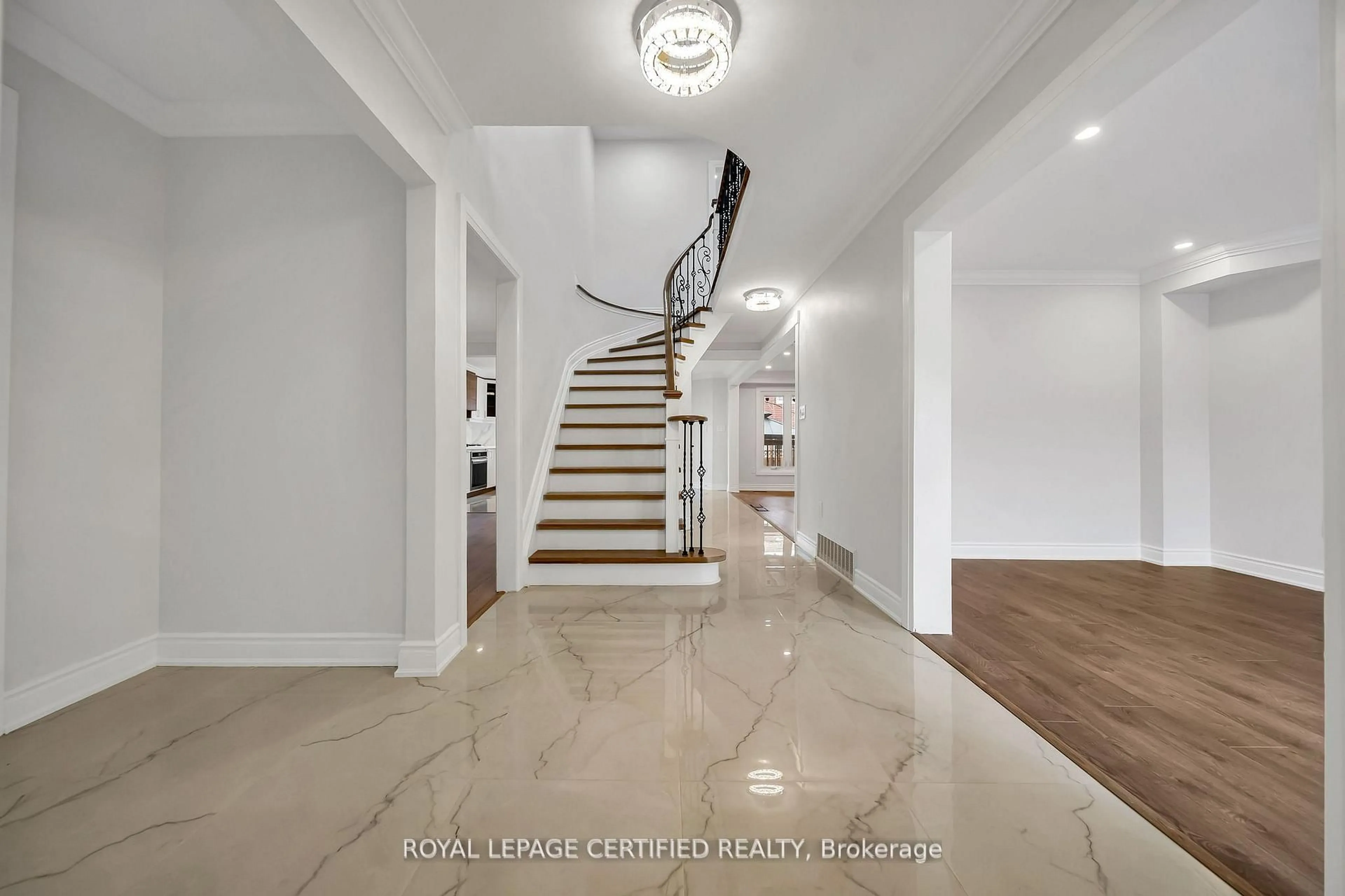 Indoor foyer for 6062 Prairie Circ, Mississauga Ontario L5N 5C5