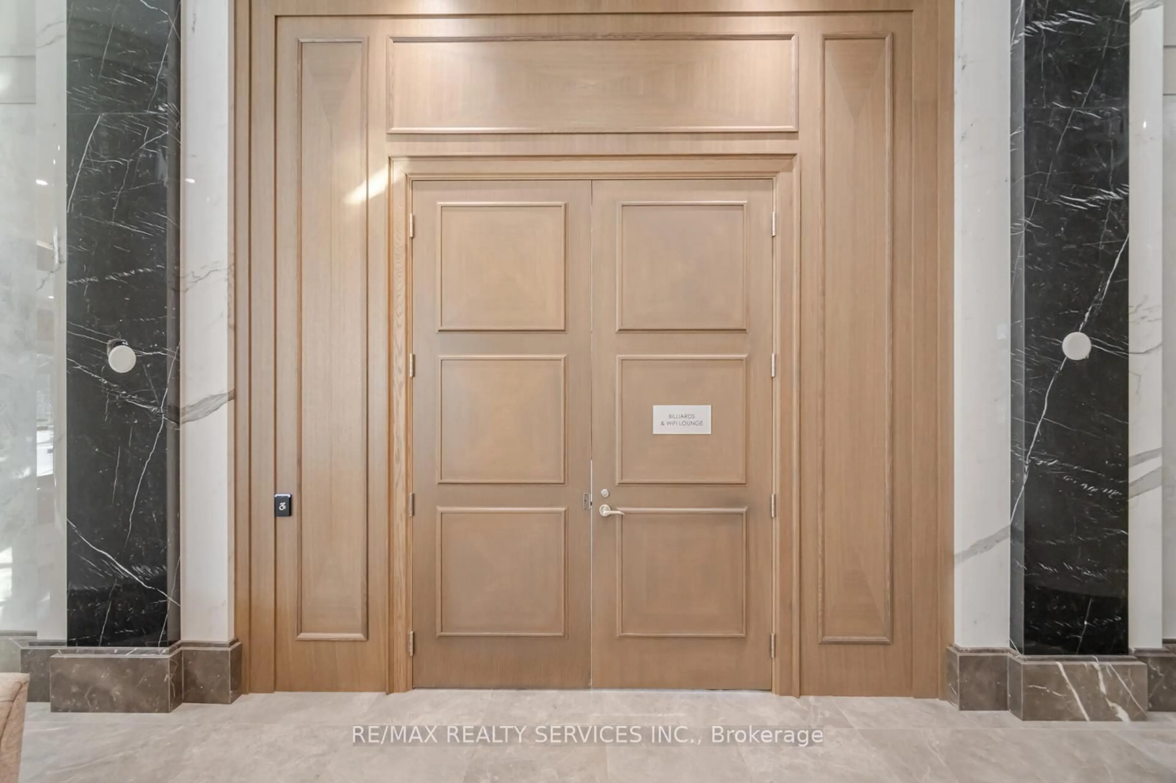 Indoor entryway for 30 Elm Dr #1811, Mississauga Ontario L5B 0N6