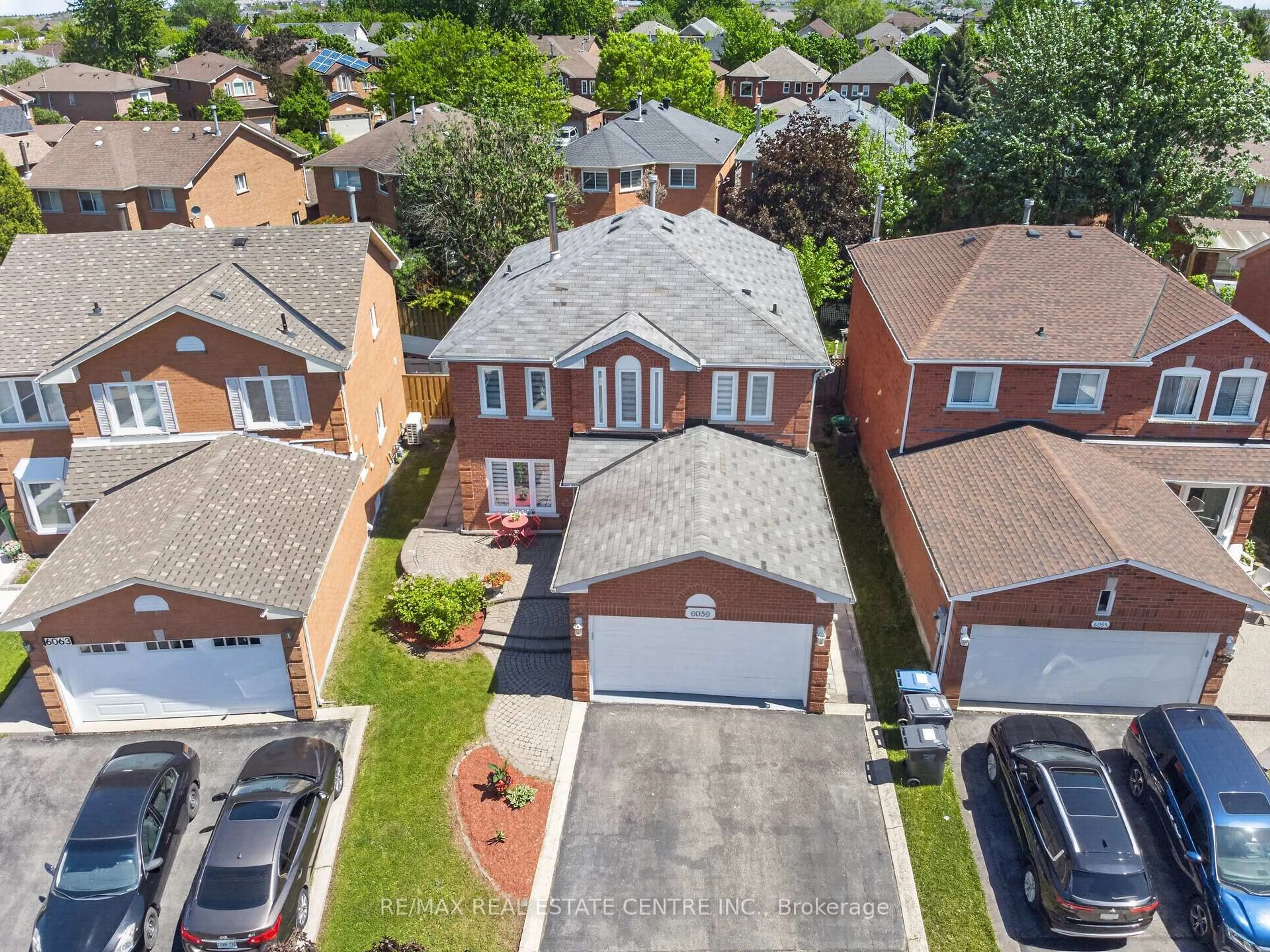 A pic from outside/outdoor area/front of a property/back of a property/a pic from drone, street for 6059 Gemini Cres, Mississauga Ontario L5N 6B6