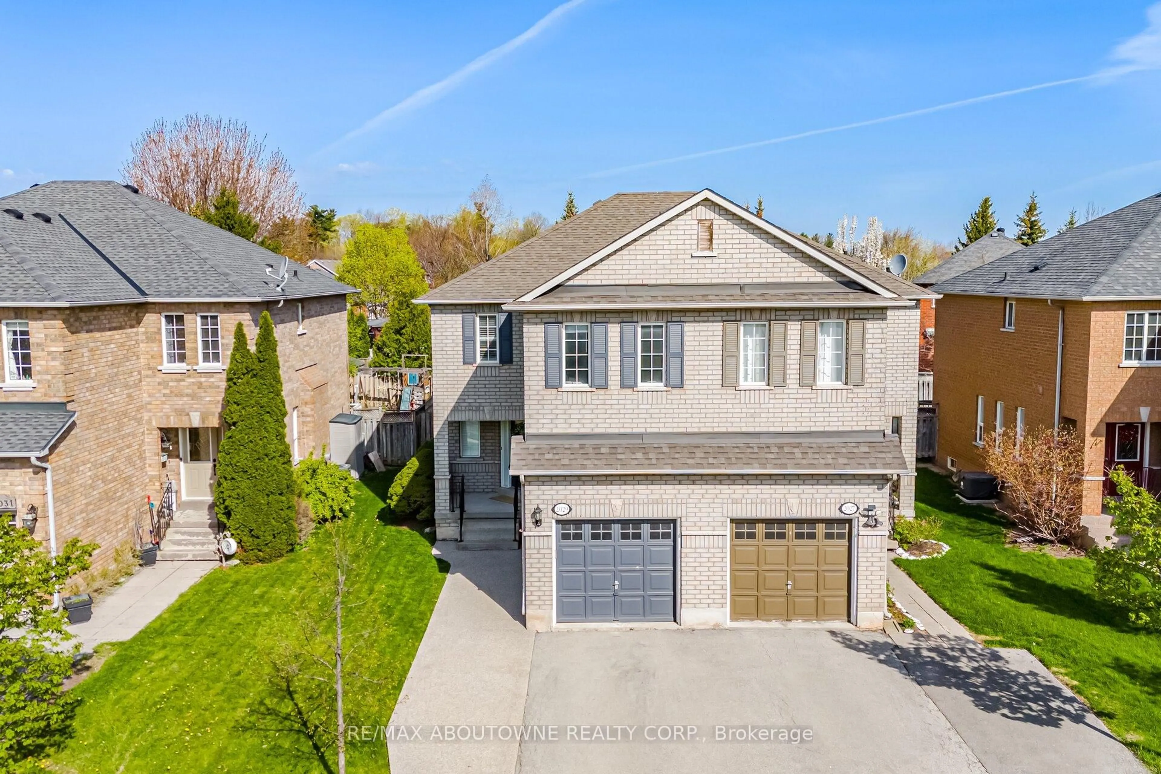 A pic from outside/outdoor area/front of a property/back of a property/a pic from drone, street for 2029 Blue Jay Blvd, Oakville Ontario L6M 3R4