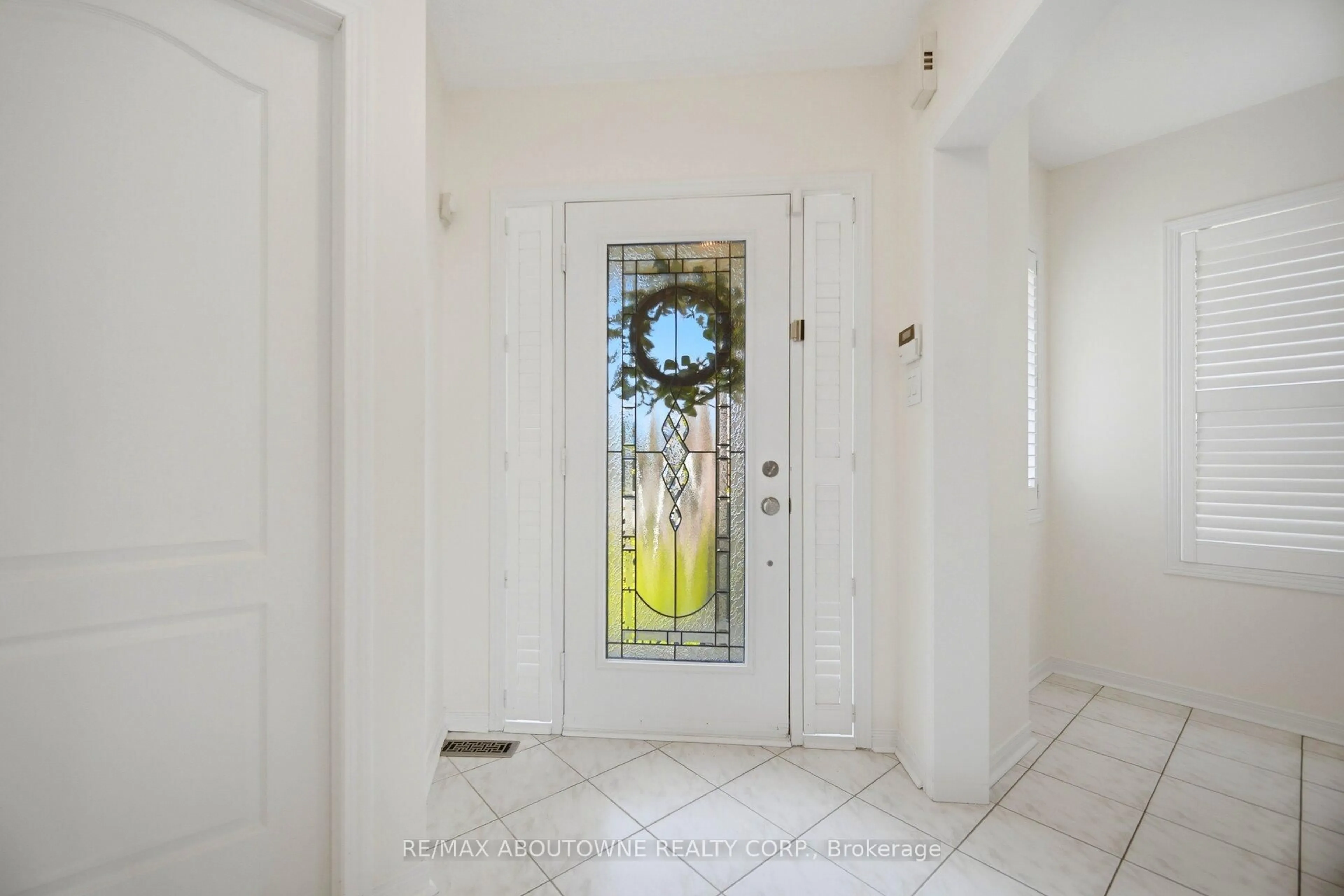 Indoor entryway for 2029 Blue Jay Blvd, Oakville Ontario L6M 3R4