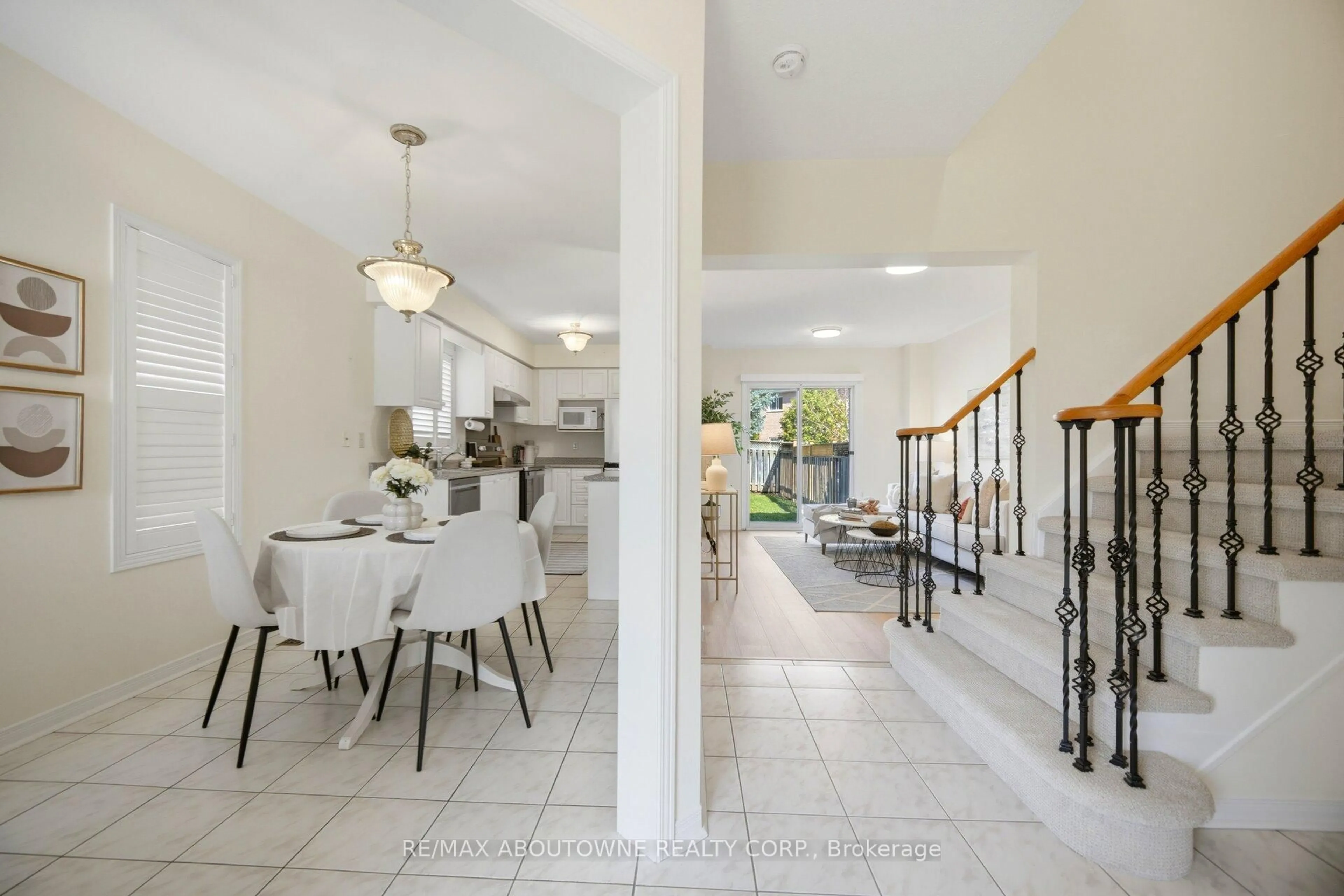 Dining room, ceramic/tile floor for 2029 Blue Jay Blvd, Oakville Ontario L6M 3R4