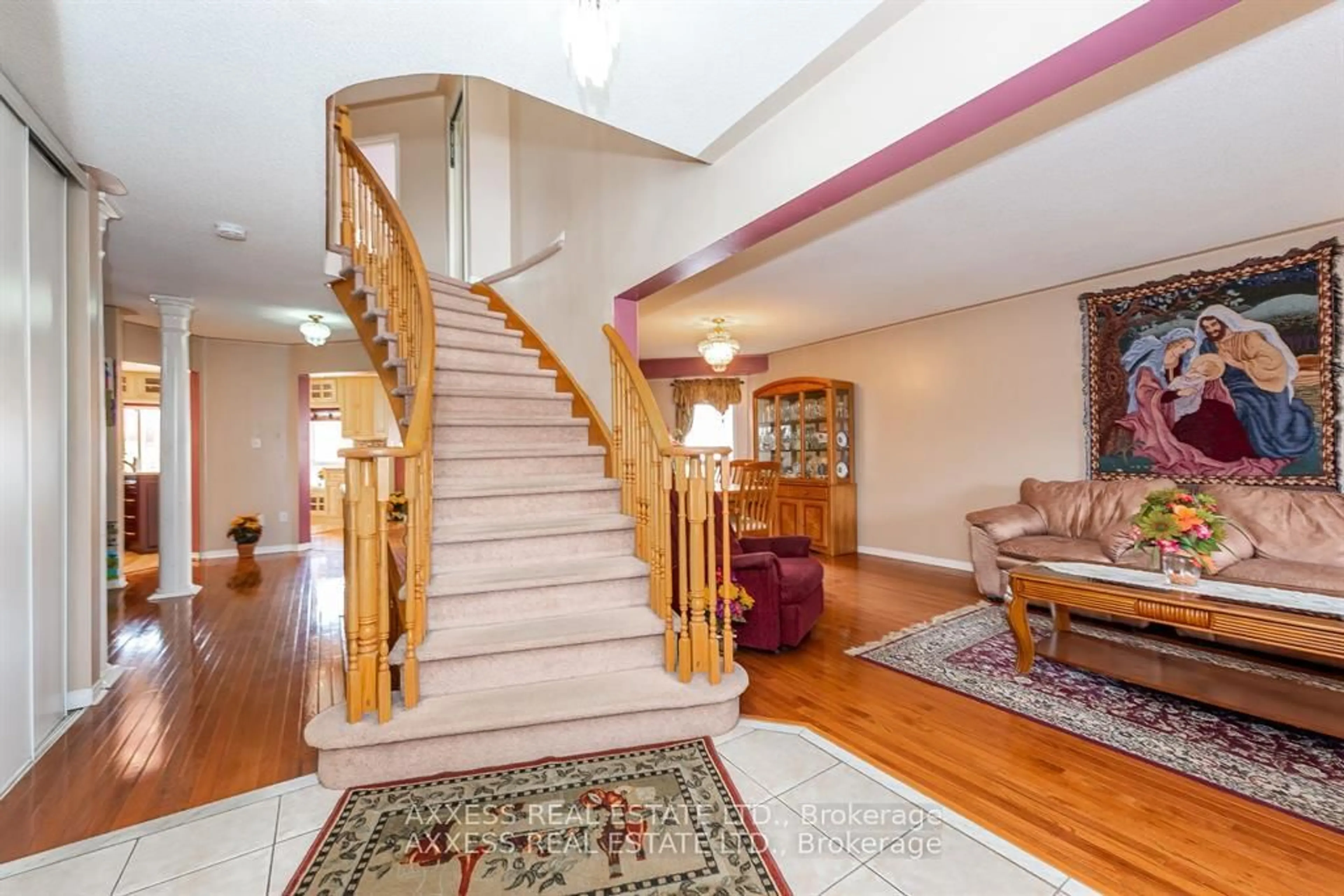 Indoor foyer for 975 Bristol Rd, Mississauga Ontario L5V 2N9