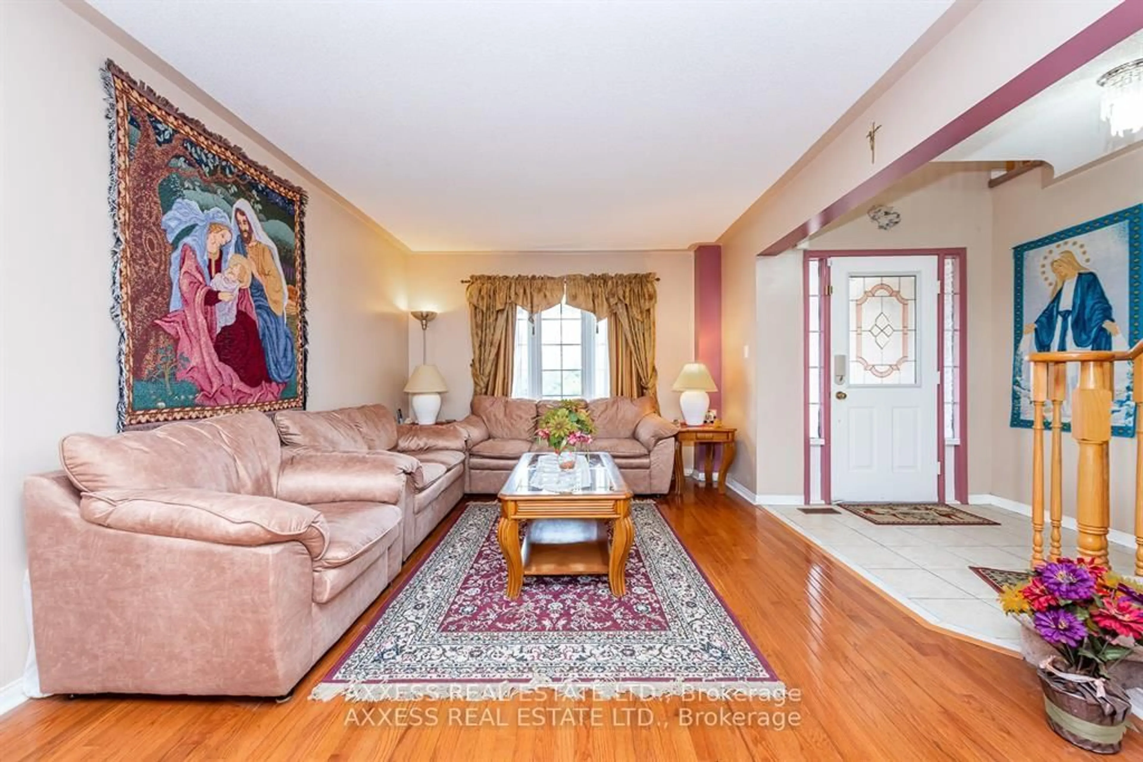 Living room with furniture, unknown for 975 Bristol Rd, Mississauga Ontario L5V 2N9