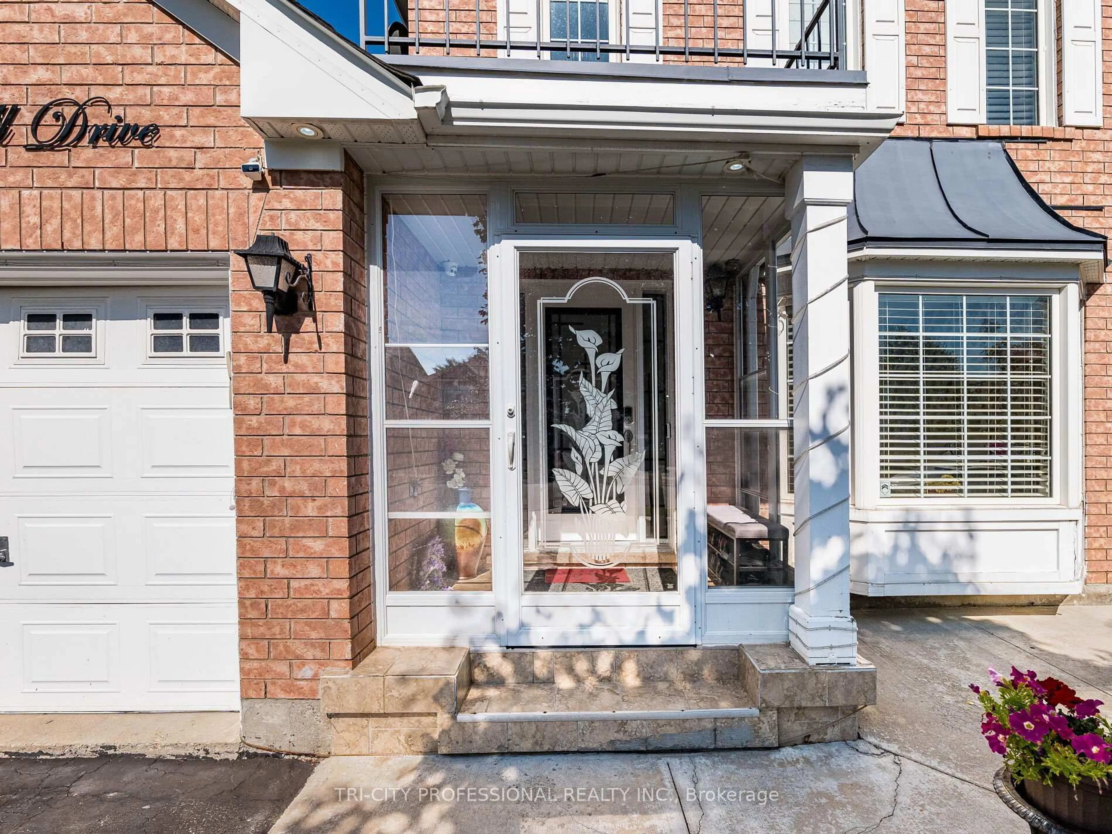 Indoor entryway for 18 Sugarhill Dr, Brampton Ontario L7A 3L8