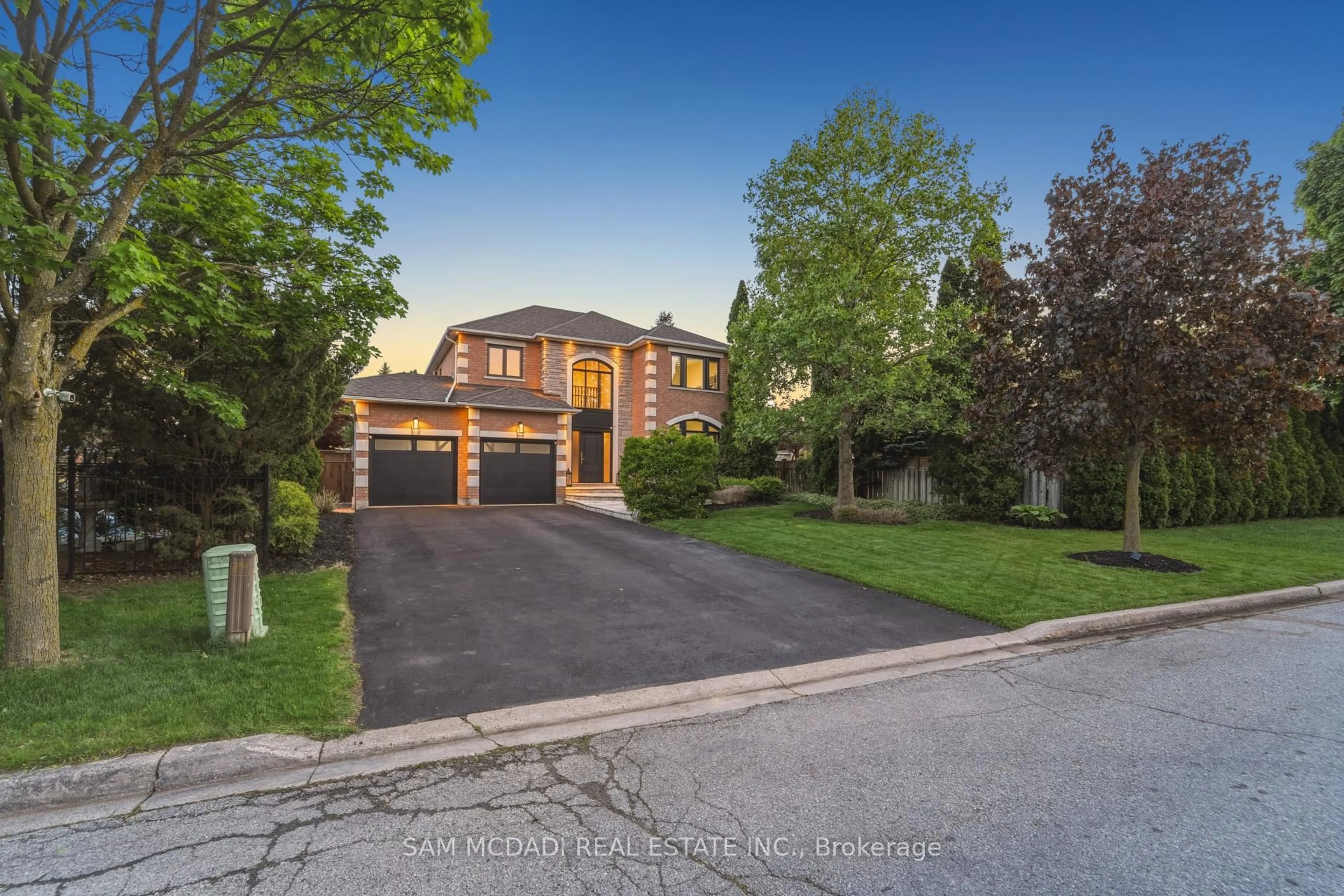 A pic from outside/outdoor area/front of a property/back of a property/a pic from drone, street for 6311 Mulberry Cres, Mississauga Ontario L5V 1B7