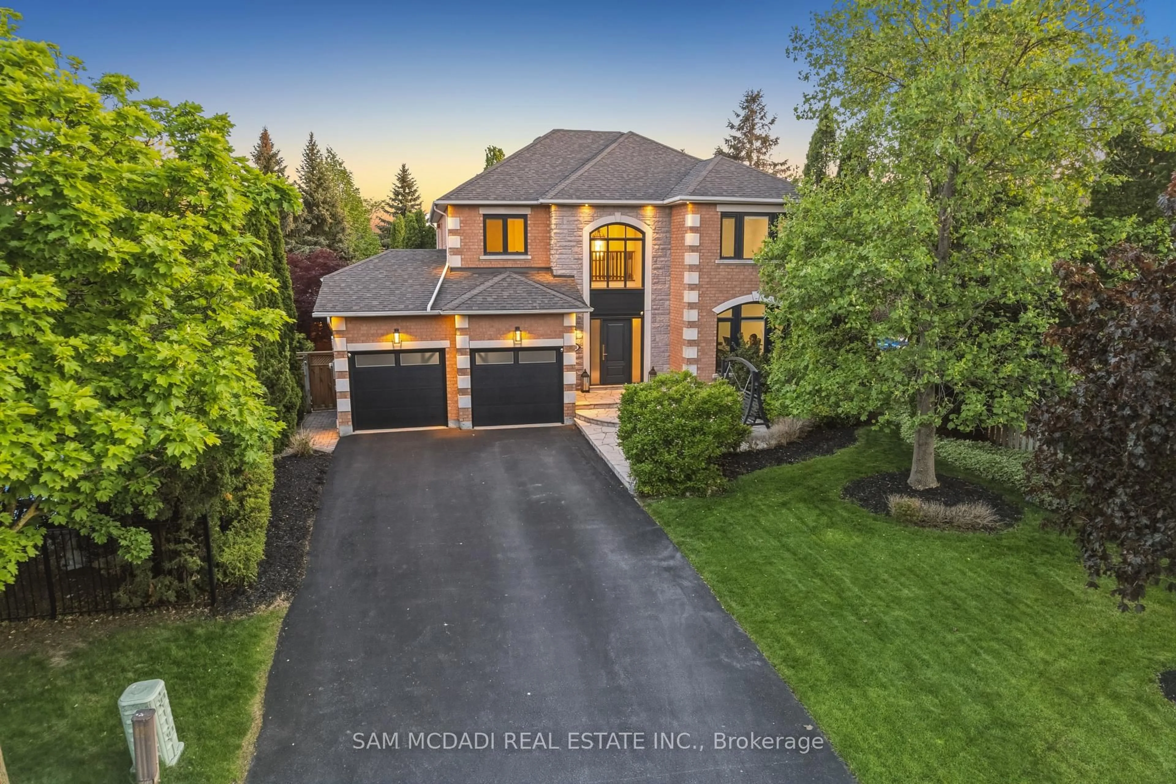 A pic from outside/outdoor area/front of a property/back of a property/a pic from drone, street for 6311 Mulberry Cres, Mississauga Ontario L5V 1B7