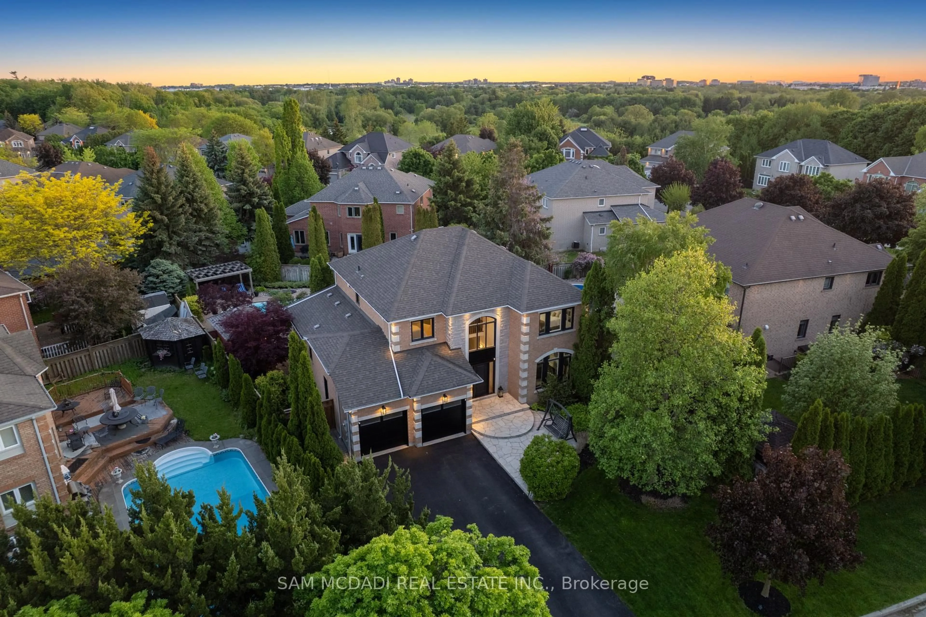 A pic from outside/outdoor area/front of a property/back of a property/a pic from drone, city buildings view from balcony for 6311 Mulberry Cres, Mississauga Ontario L5V 1B7