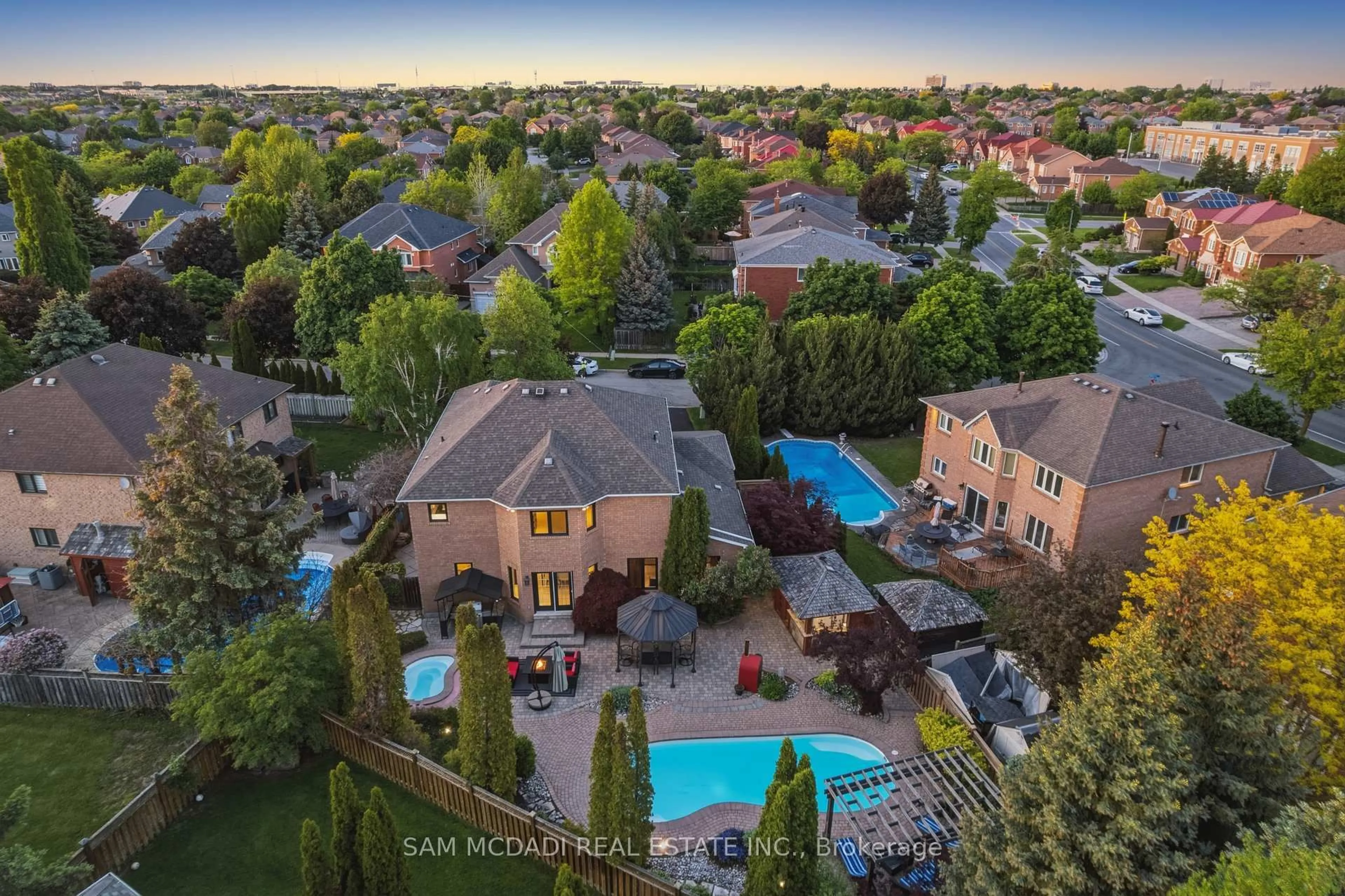 A pic from outside/outdoor area/front of a property/back of a property/a pic from drone, city buildings view from balcony for 6311 Mulberry Cres, Mississauga Ontario L5V 1B7