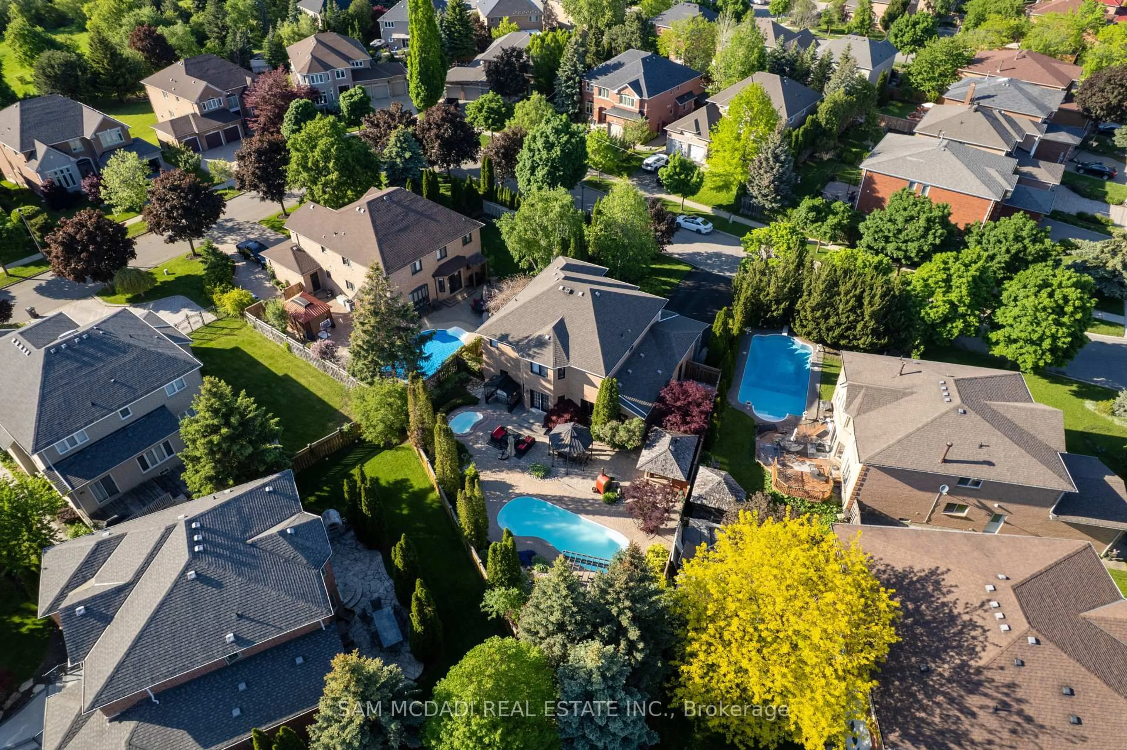 A pic from outside/outdoor area/front of a property/back of a property/a pic from drone, street for 6311 Mulberry Cres, Mississauga Ontario L5V 1B7