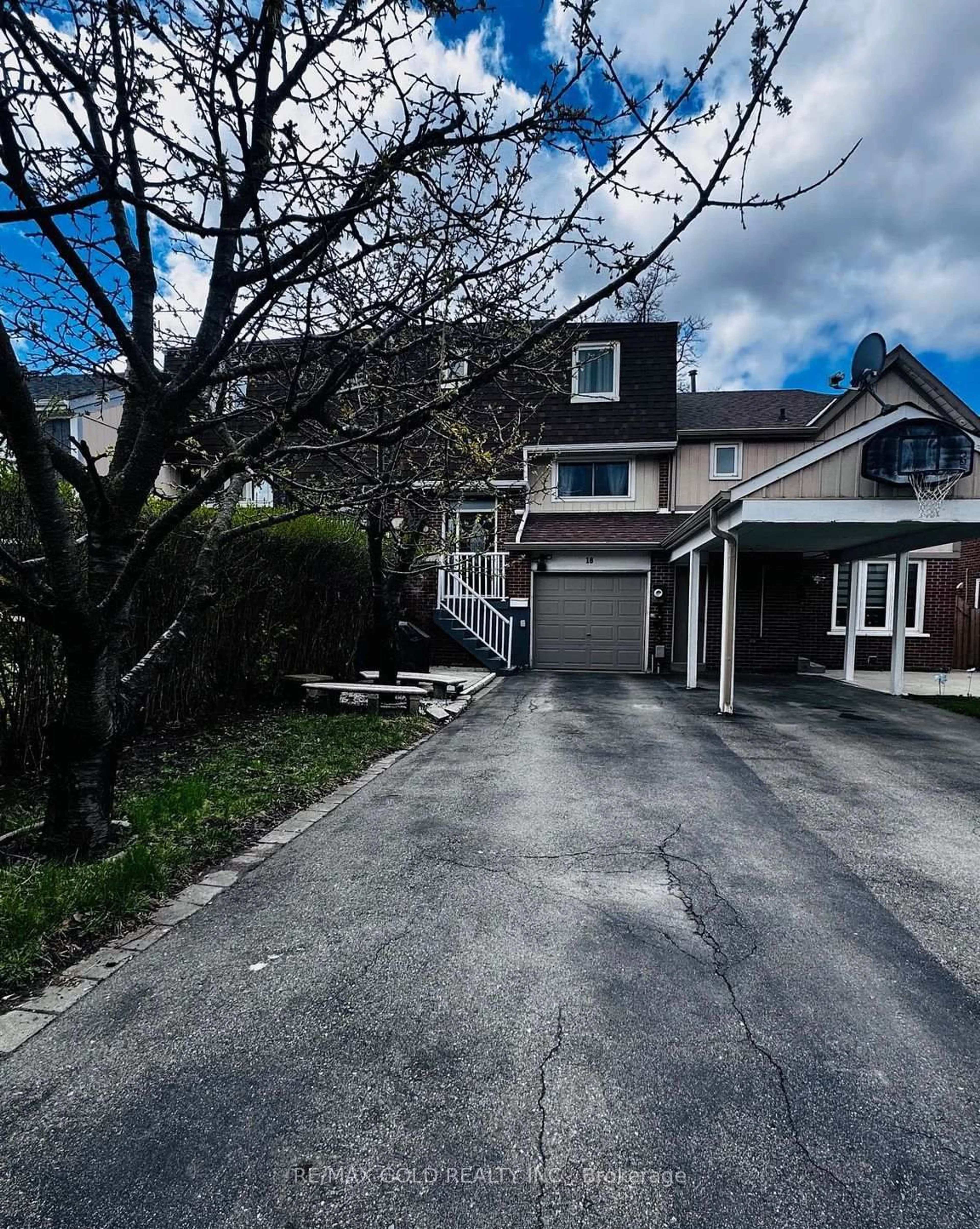 A pic from outside/outdoor area/front of a property/back of a property/a pic from drone, street for 18 Peterson Crt, Brampton Ontario L6Z 1K6