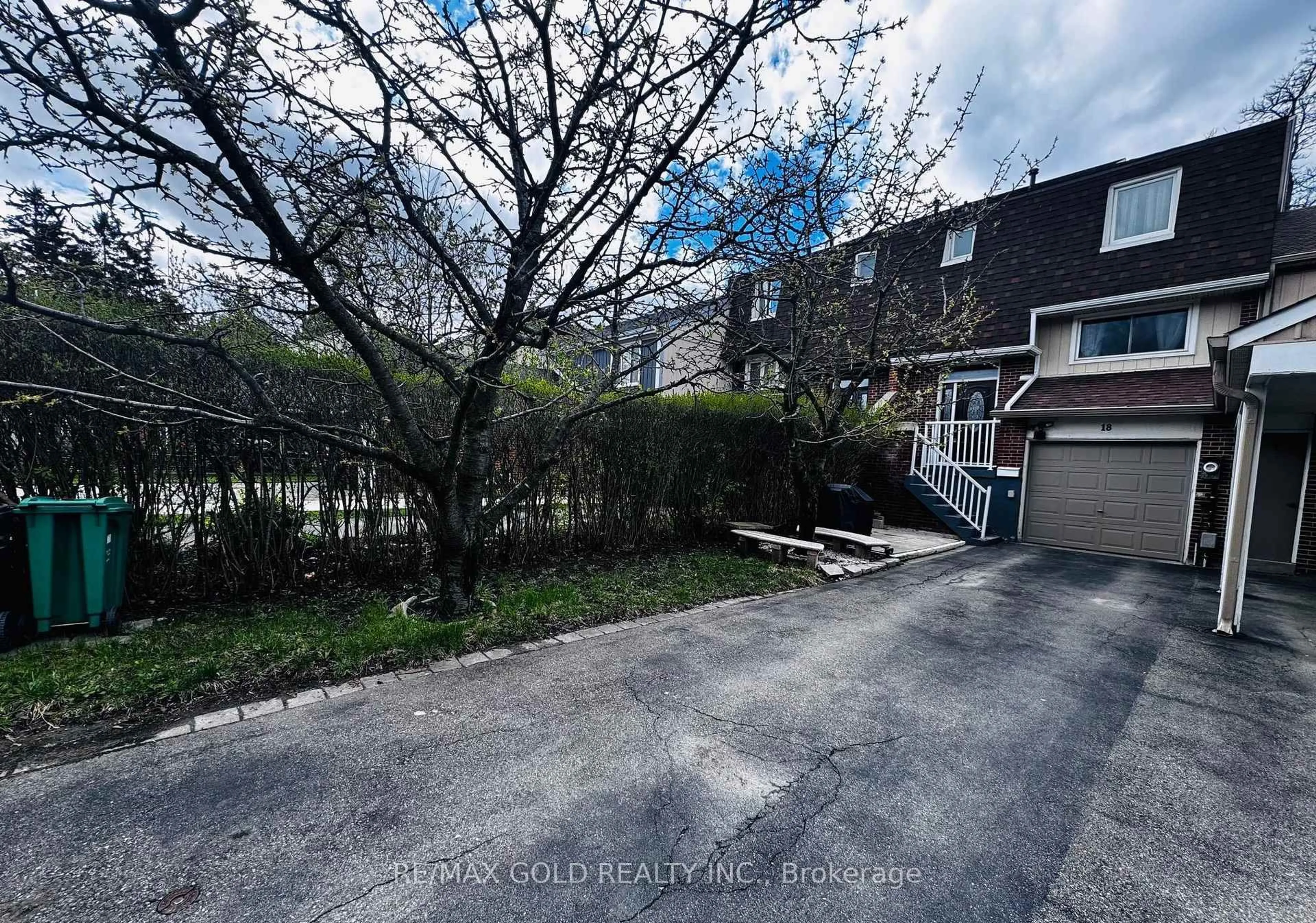 A pic from outside/outdoor area/front of a property/back of a property/a pic from drone, street for 18 Peterson Crt, Brampton Ontario L6Z 1K6