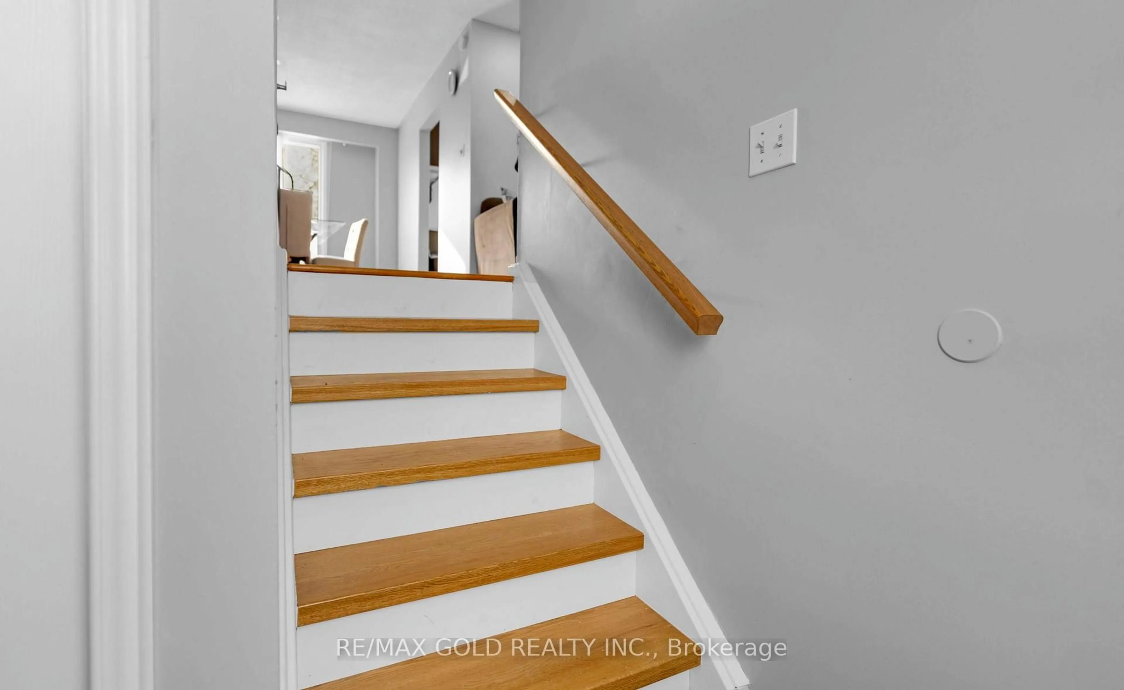 Stairs for 18 Peterson Crt, Brampton Ontario L6Z 1K6