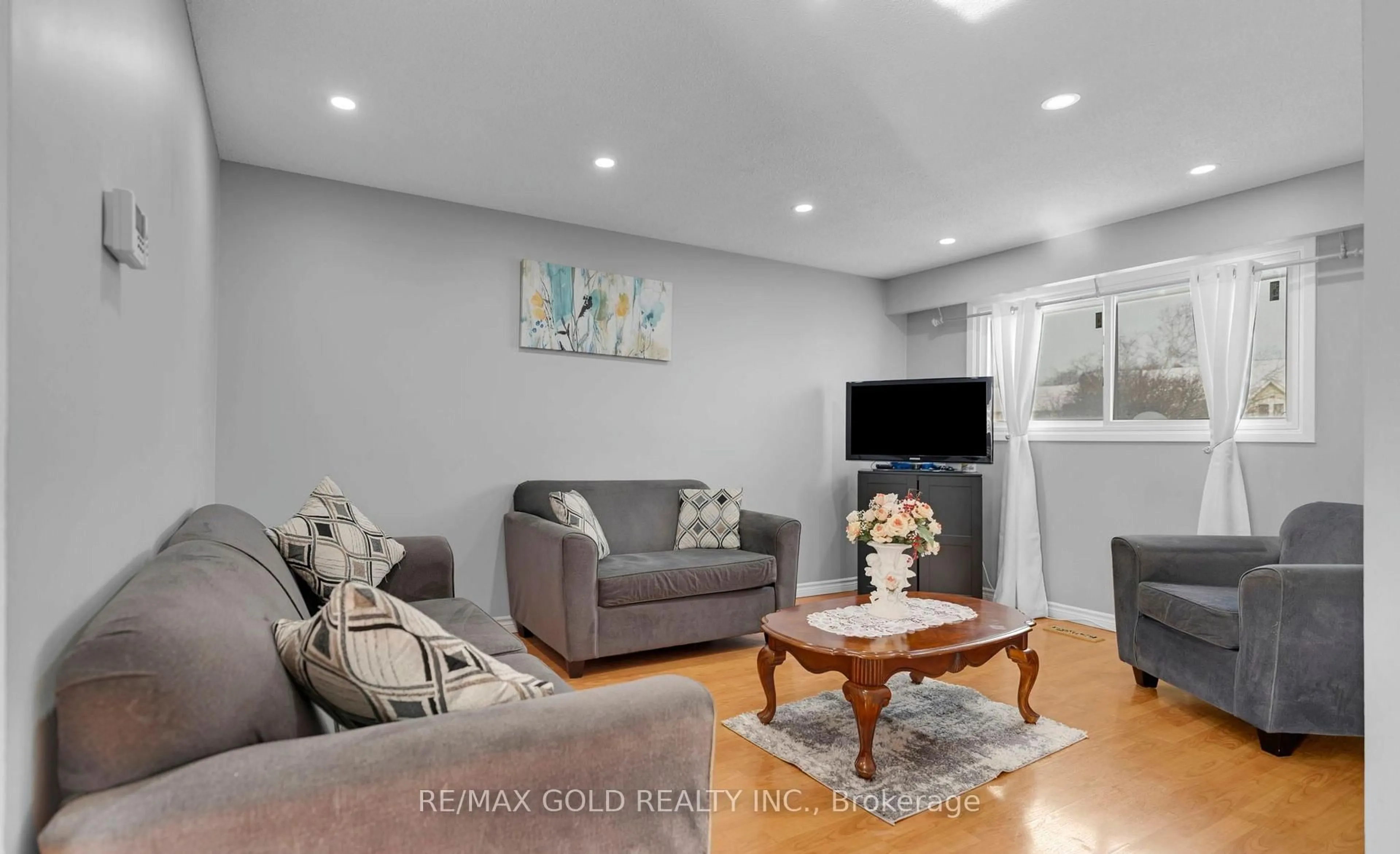 Living room with furniture, wood/laminate floor for 18 Peterson Crt, Brampton Ontario L6Z 1K6