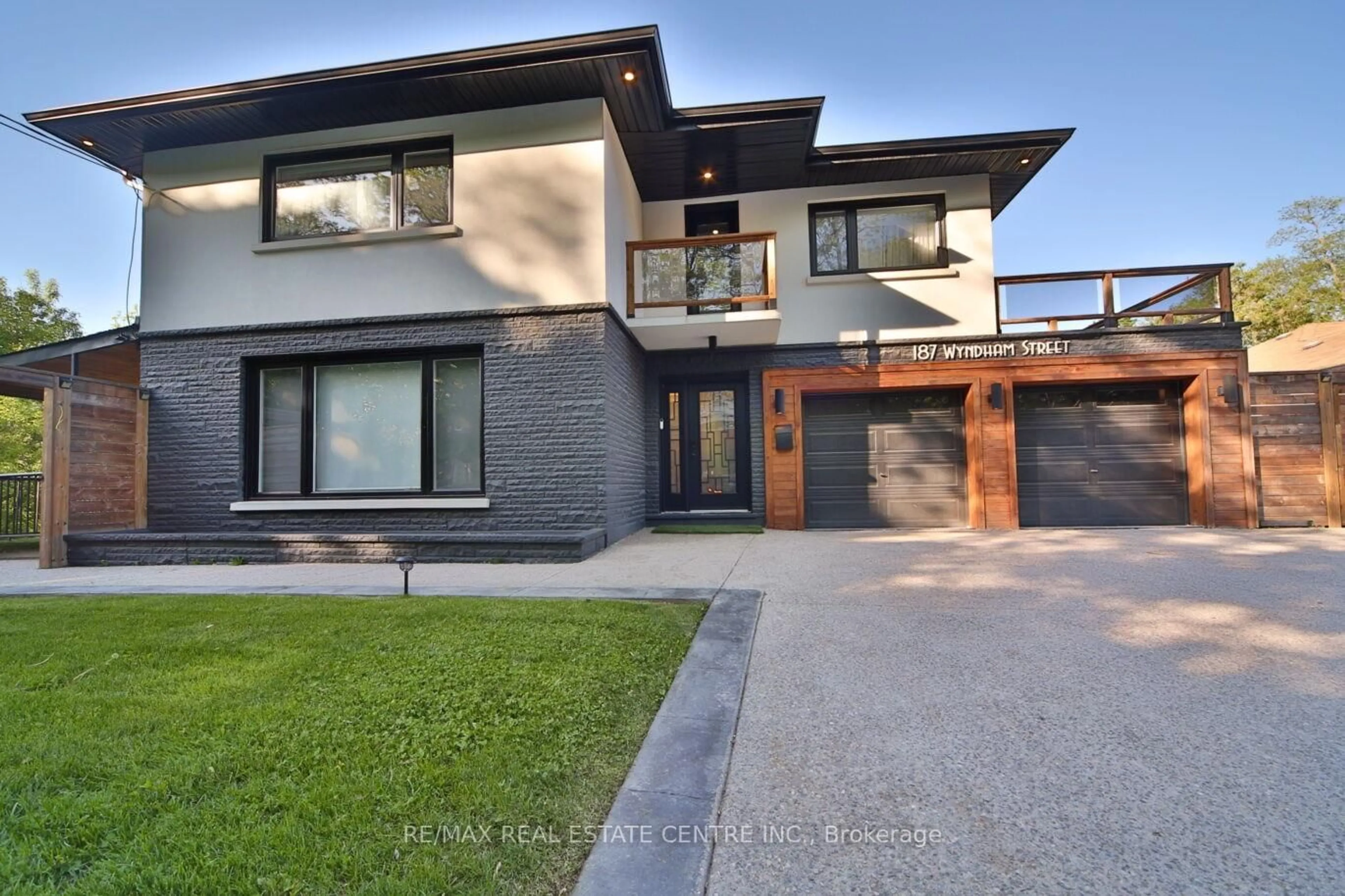Home with brick exterior material, street for 187 Wyndham St, Mississauga Ontario L5M 1N4