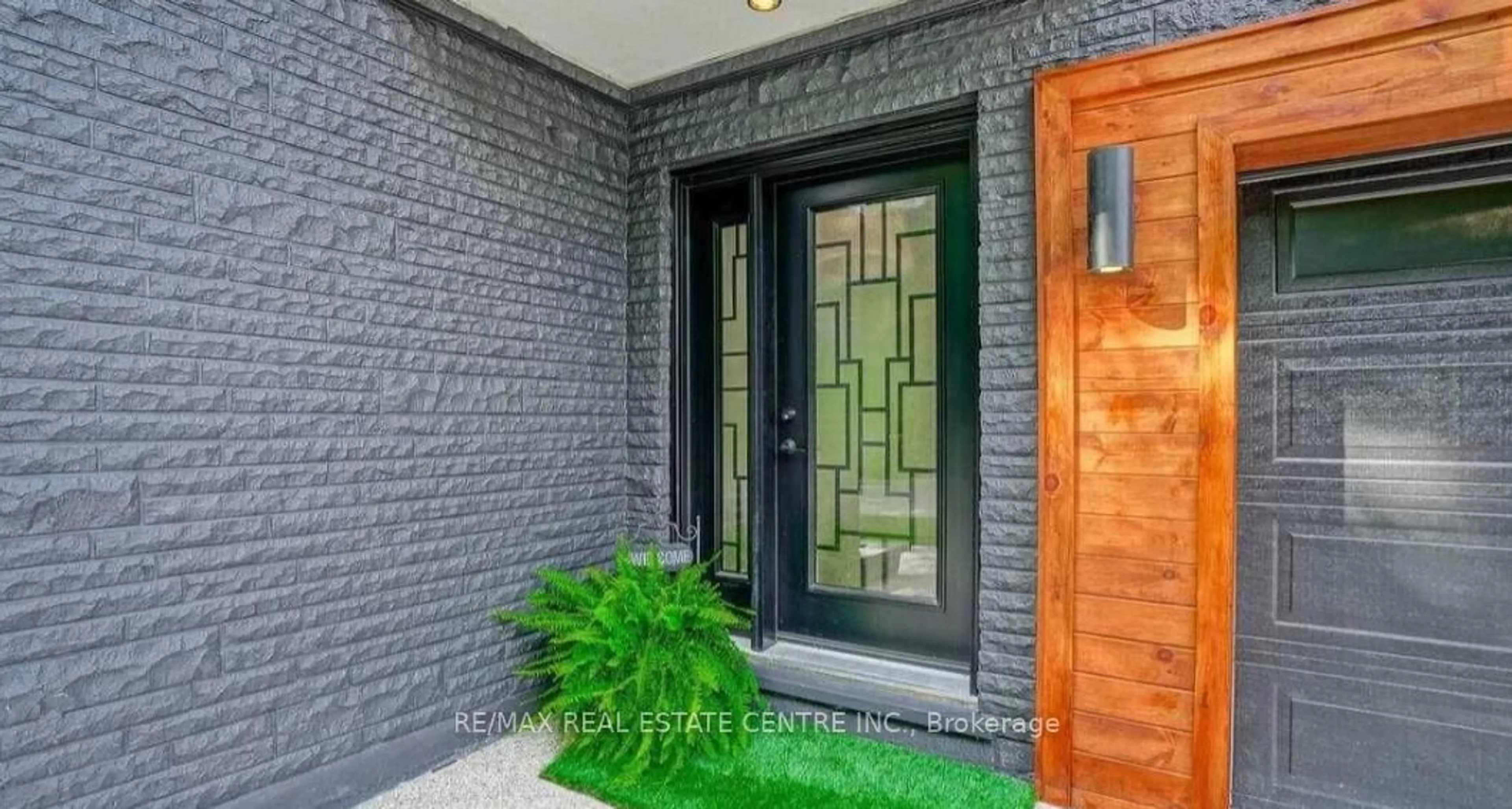 Indoor entryway for 187 Wyndham St, Mississauga Ontario L5M 1N4