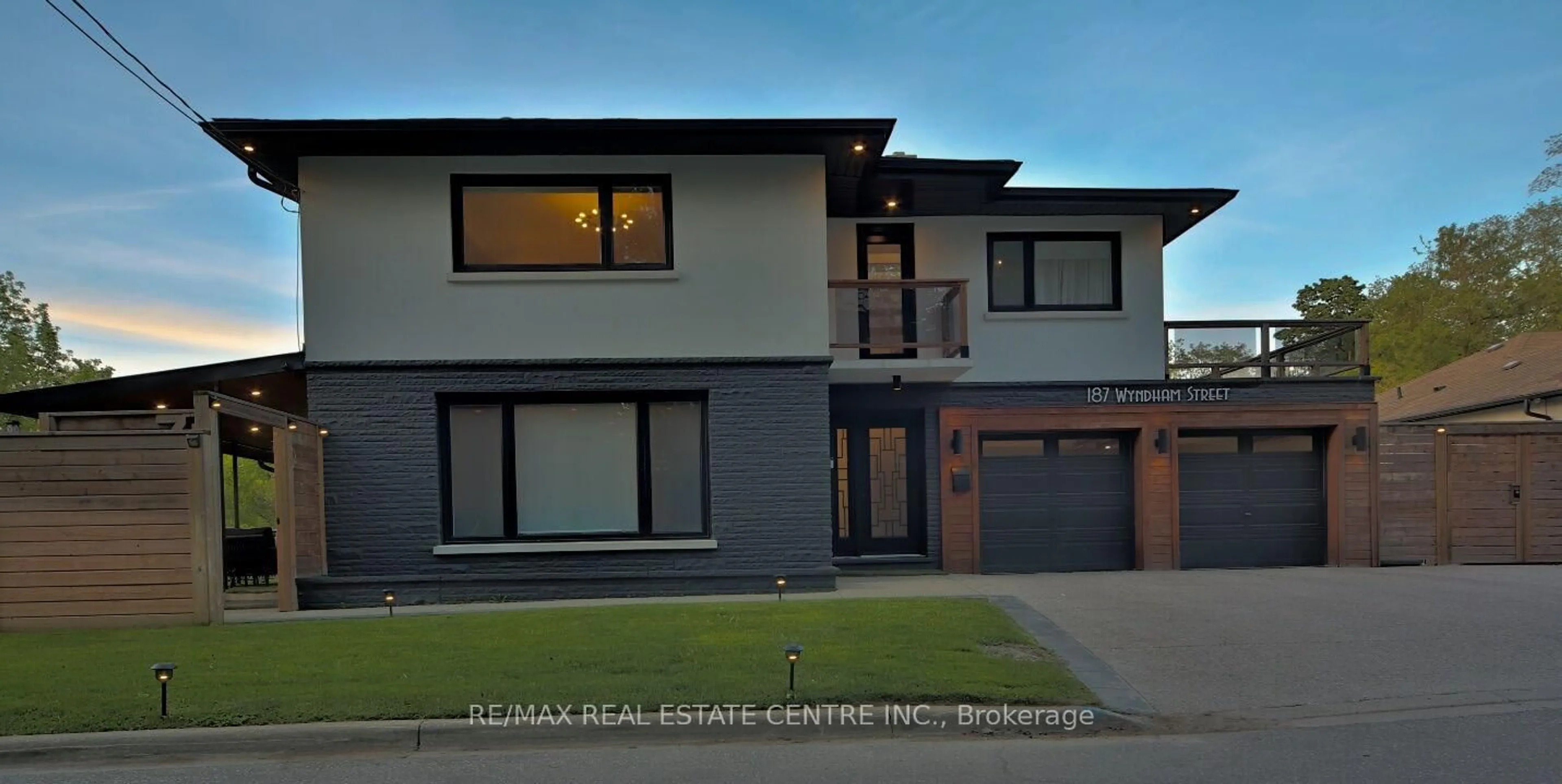 Home with vinyl exterior material, street for 187 Wyndham St, Mississauga Ontario L5M 1N4
