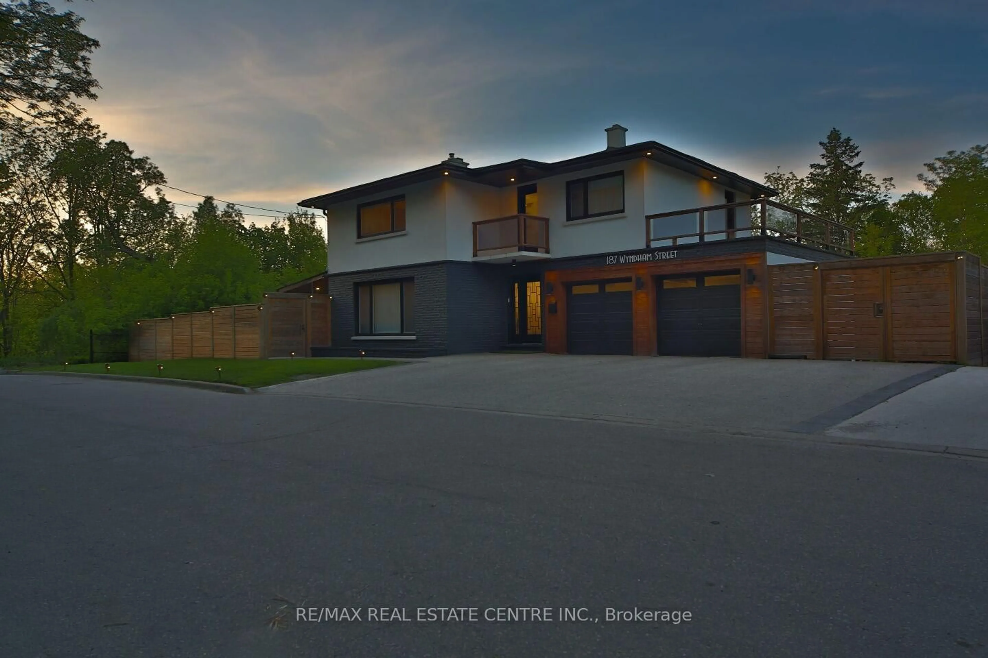 A pic from outside/outdoor area/front of a property/back of a property/a pic from drone, unknown for 187 Wyndham St, Mississauga Ontario L5M 1N4
