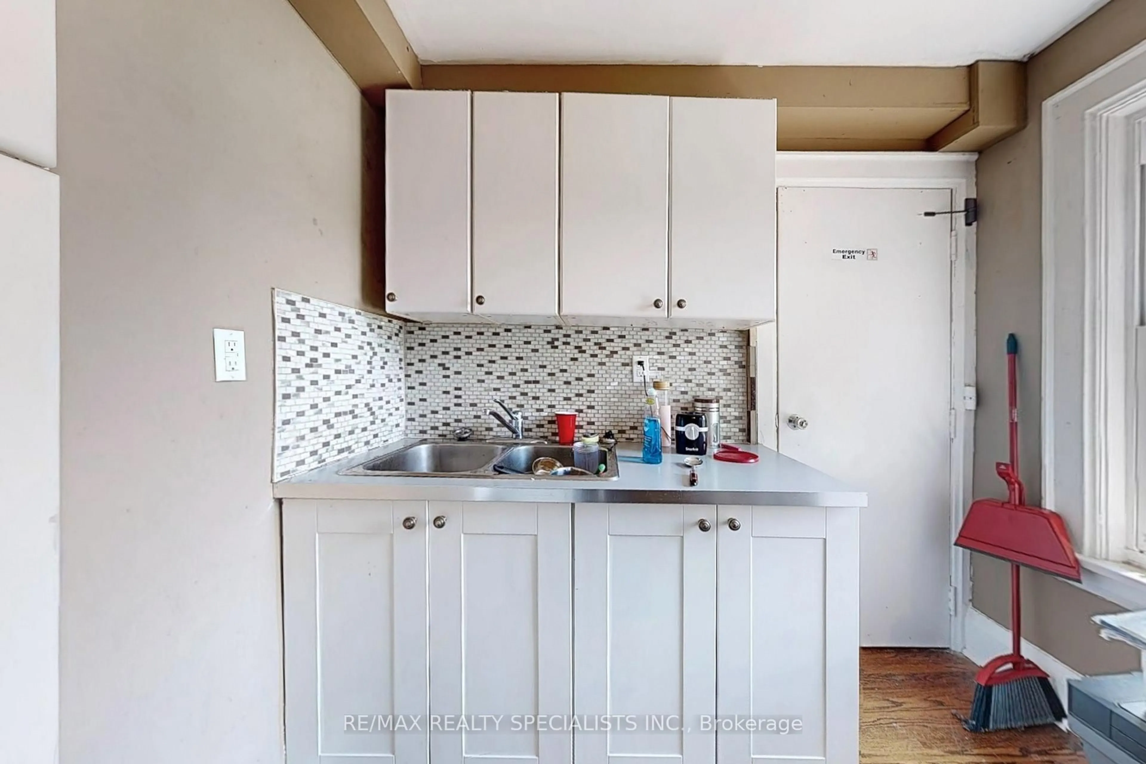 Standard kitchen, ceramic/tile floor for 8 Mill St, Brampton Ontario L6X 1S6