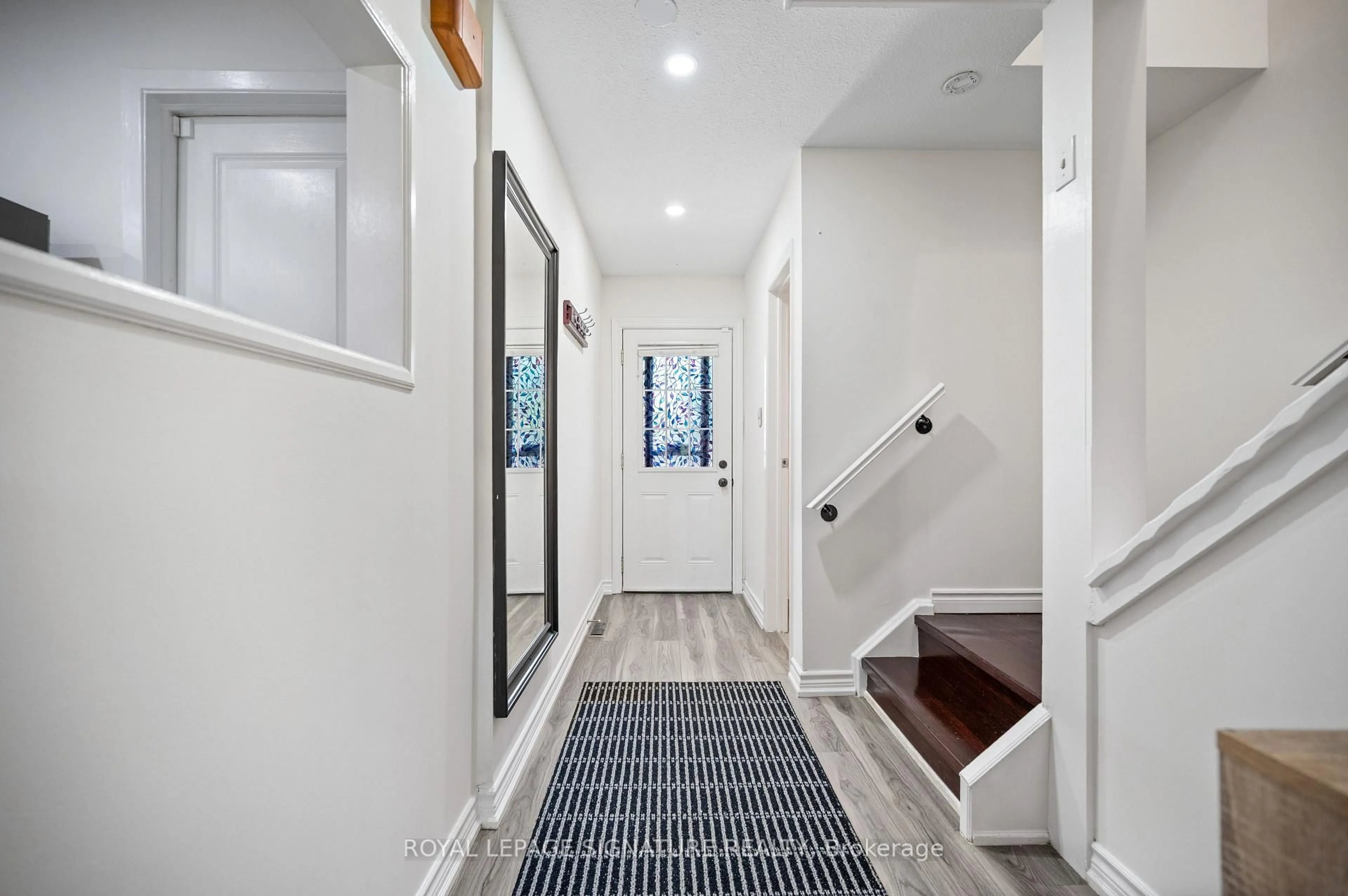 Indoor entryway for 7430 Copenhagen Rd #49, Mississauga Ontario L5N 1Z9
